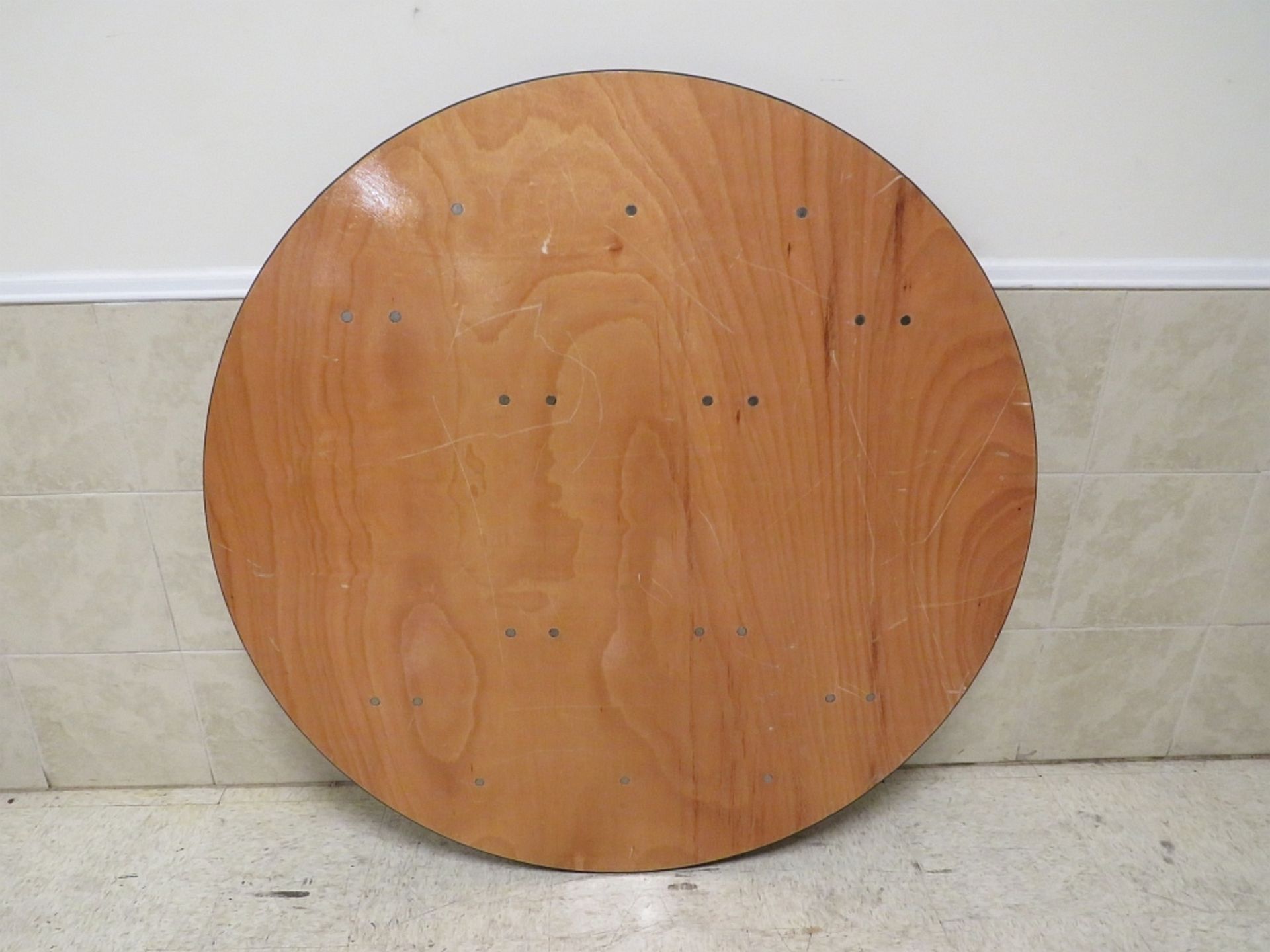 Table Round - 48 in - Wood (seats 6)