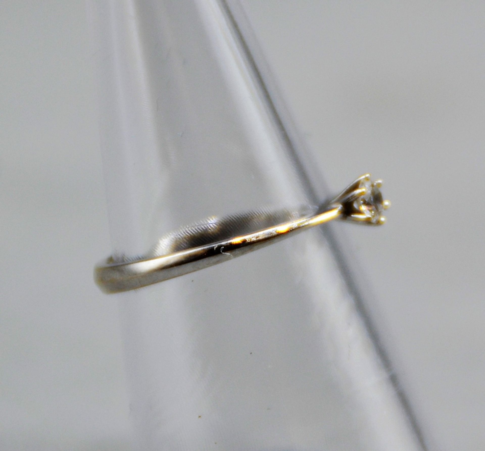 Solitärring 585 Weißgold mit kleinen Brillanten ca. 0,15 ct., Ø 17 mm, 1,8 g - Bild 2 aus 3