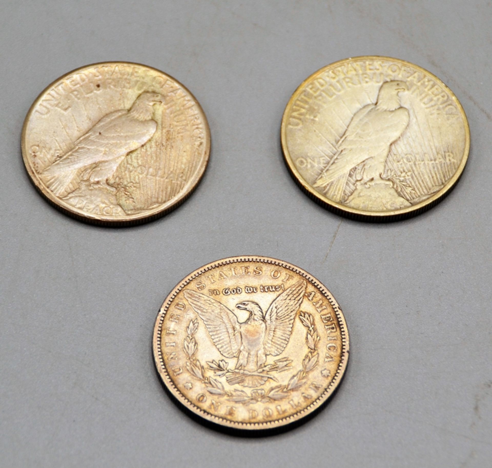 Konvolut Silber Dollar 3-teilig, Morgan Dollar 1891 (Randfehler), Peace Dollar 1922 u. 1923 - Bild 2 aus 2