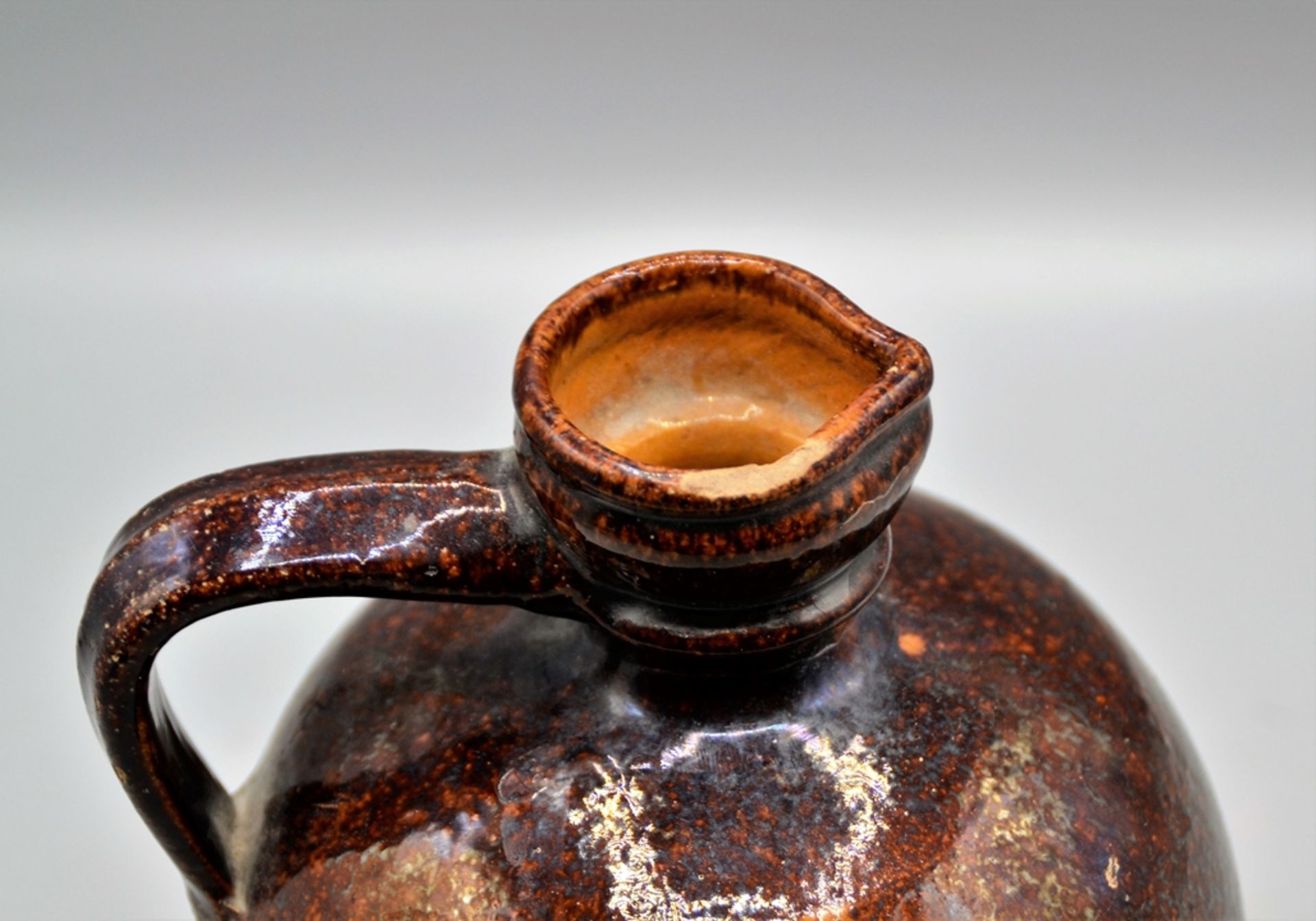 Bludser Hafnerware Keramik, braun glasiert, rötlicher Scherben, leicht bestoßen, ca. 20 cm - Bild 3 aus 4