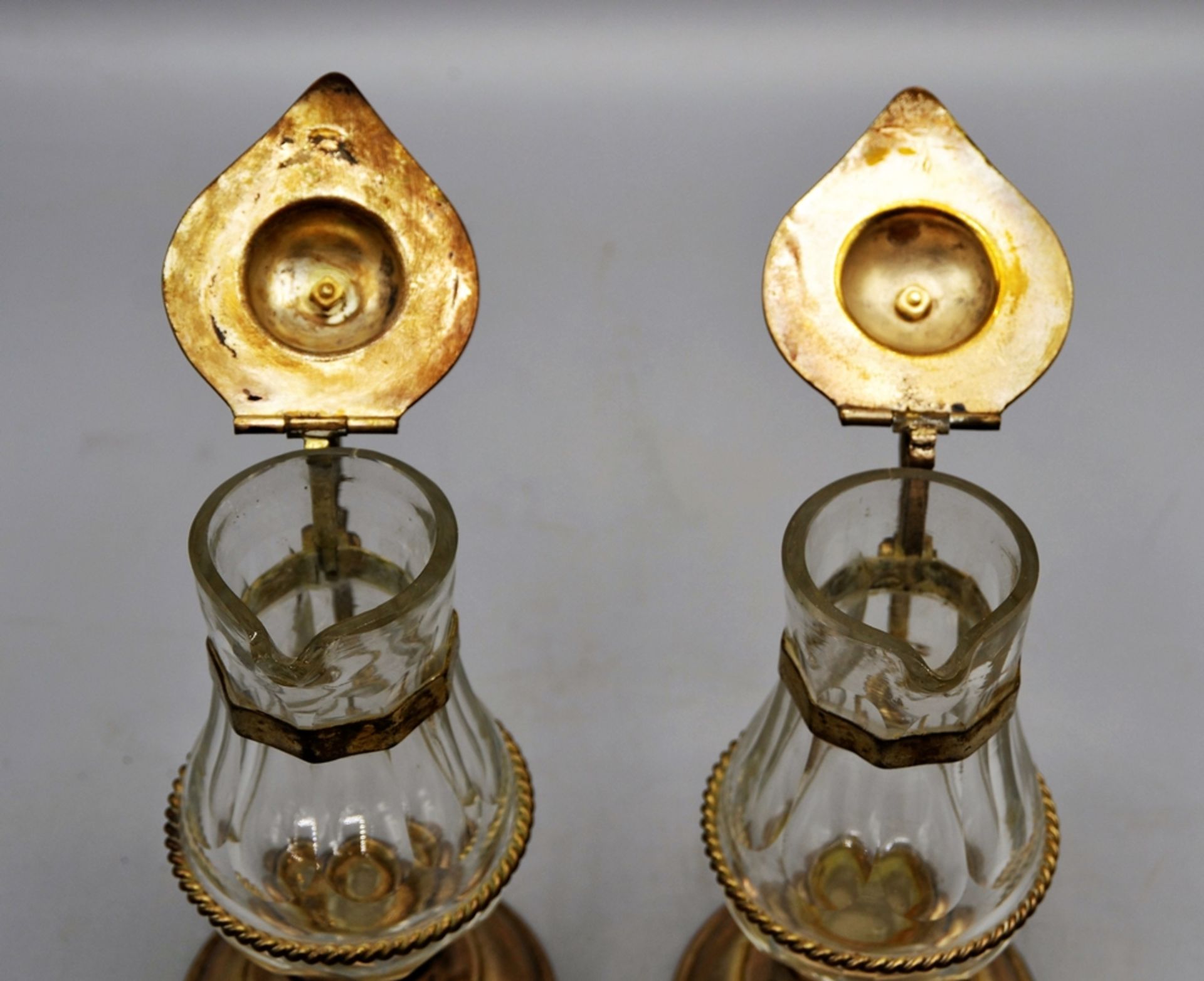 Paar Messkännchen Messgefäße 19 Jhdt., versilberte Messing Montierungen, geschliffenes Glas, ein Au - Bild 3 aus 4
