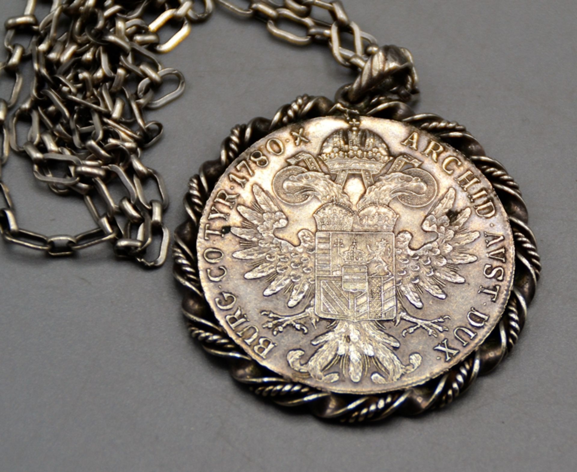 Maria Theresien Taler Münzanhänger mit 835 Silberkette, zus. 43,2 g - Image 2 of 2