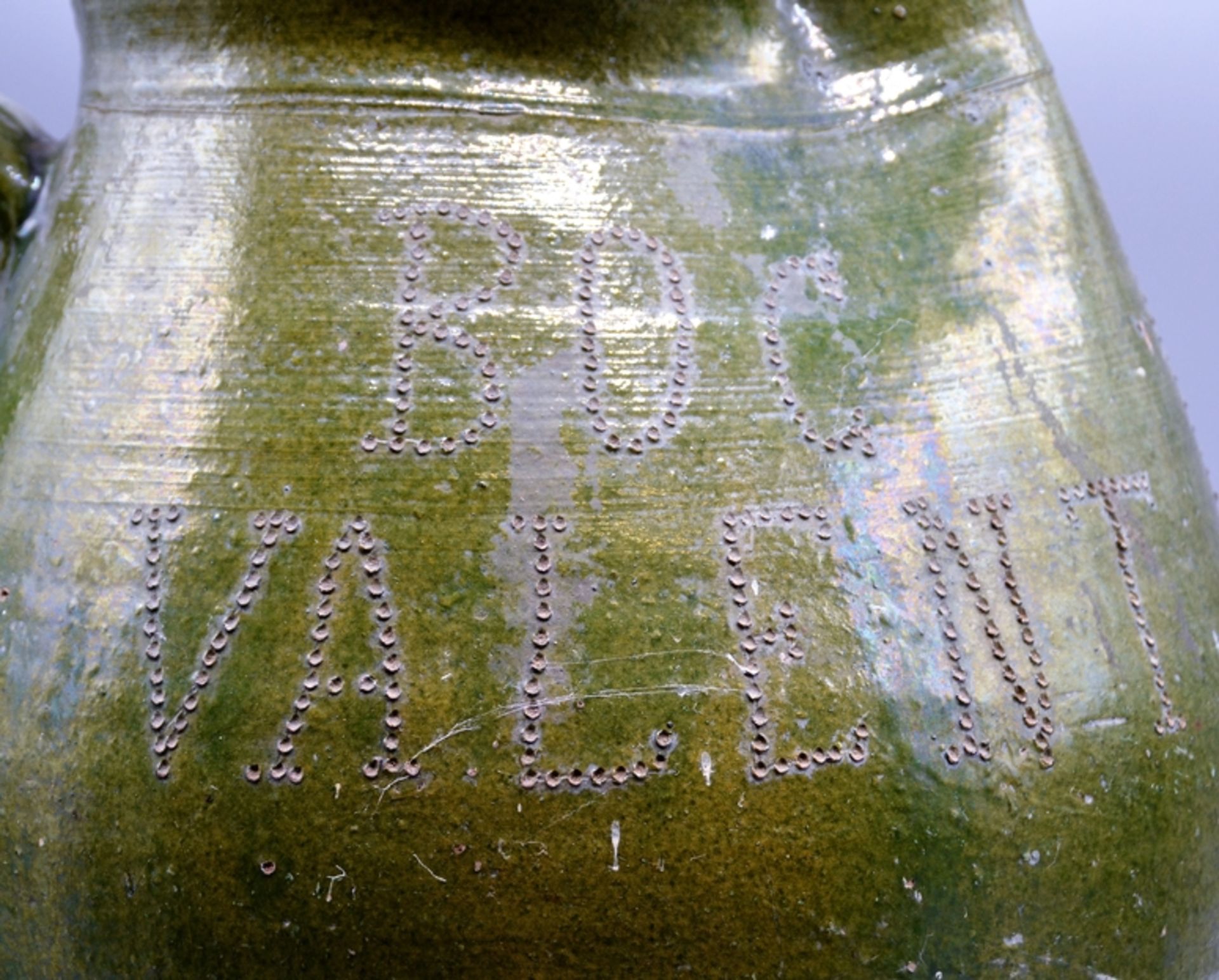 Kanne Hafnerware Keramik datiert 1934 oben, grün glasiert, Inschrift "Zivi Prosnicki" wohl Kroatien - Bild 2 aus 6