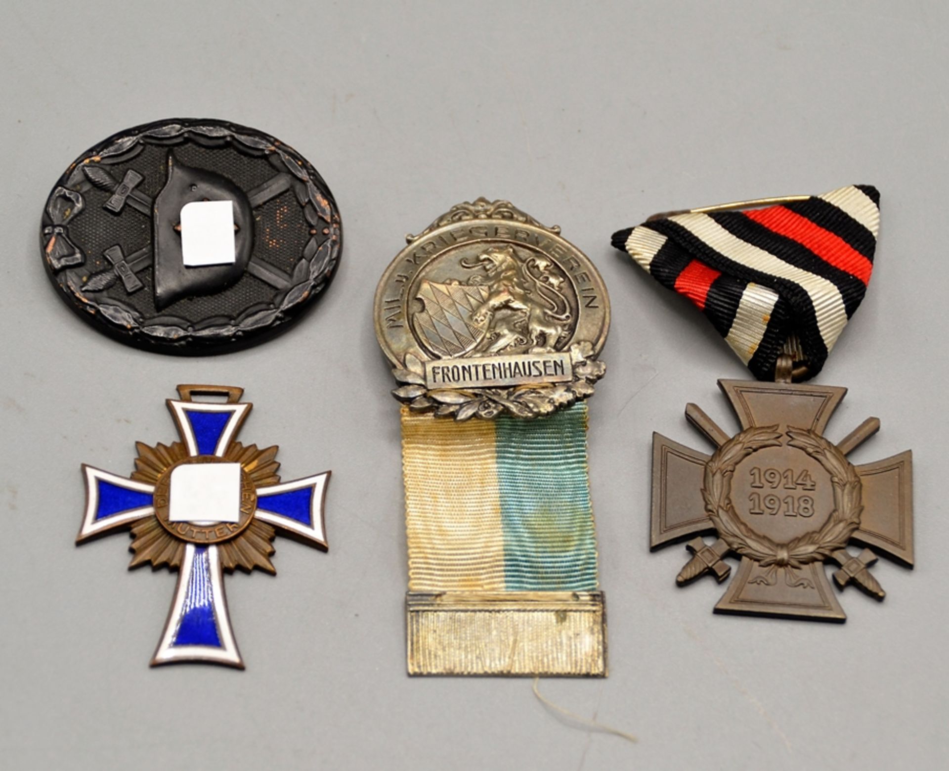 Konvolut Orden Abzeichen 4-teilig, Verwundetenabzeichen schwarz WKII, Ehrenkreuz für Frontkämpfer m