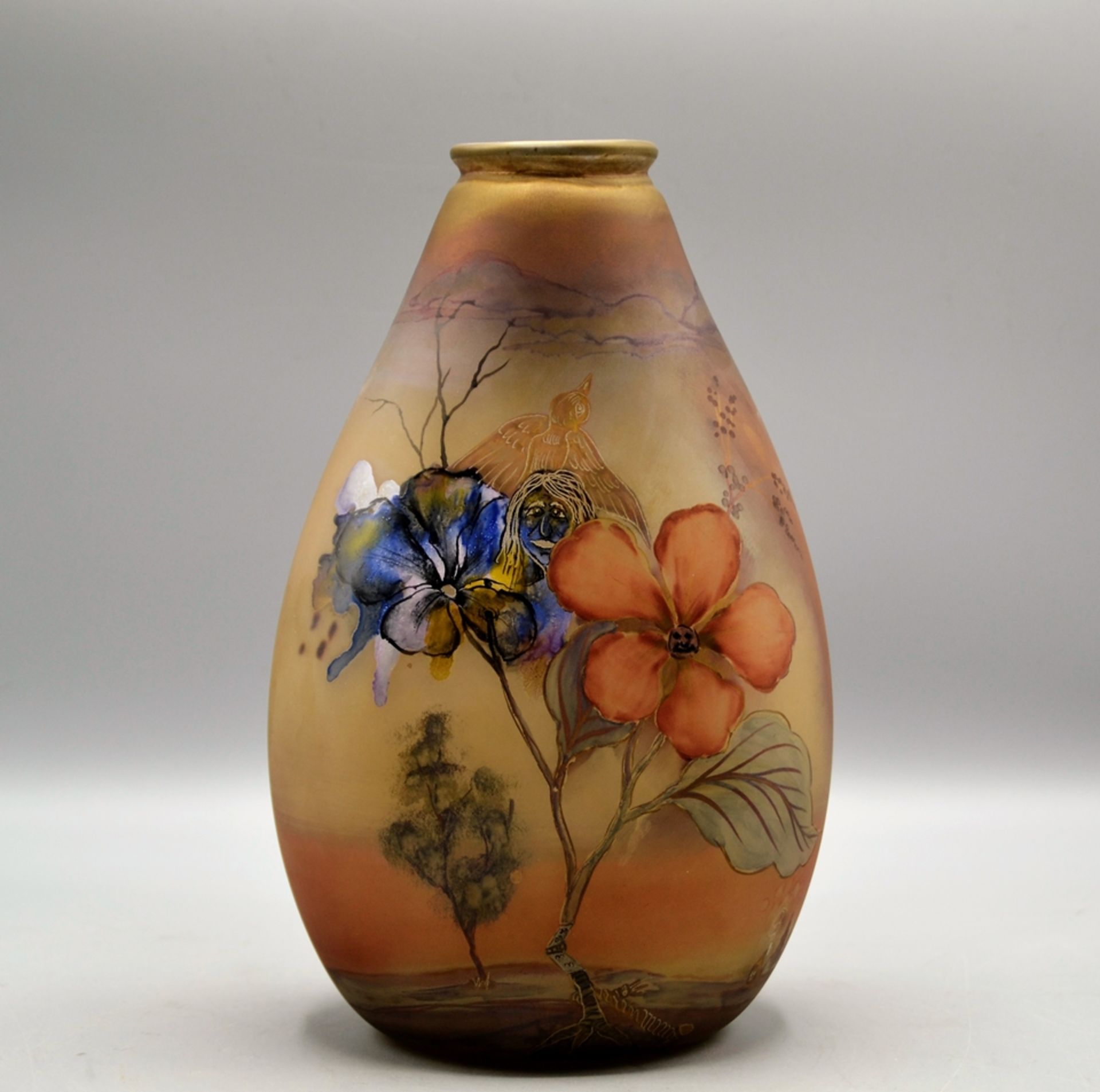 Eisch Glashütte Vase 1986, signiert u. datiert im Abriss "Eisch 86 S.S.", handbemalt mit Blumen (ei