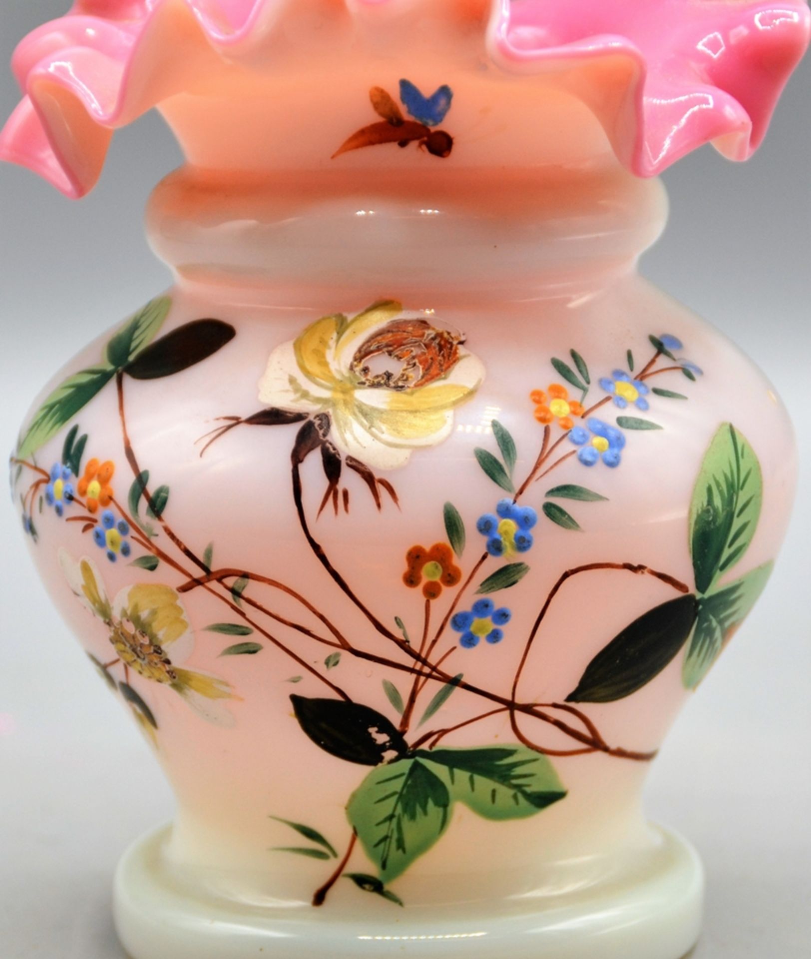 Rüschen Vase Milchglas um 1900, reiche florale Malerei, ca. 12 cm - Bild 2 aus 4