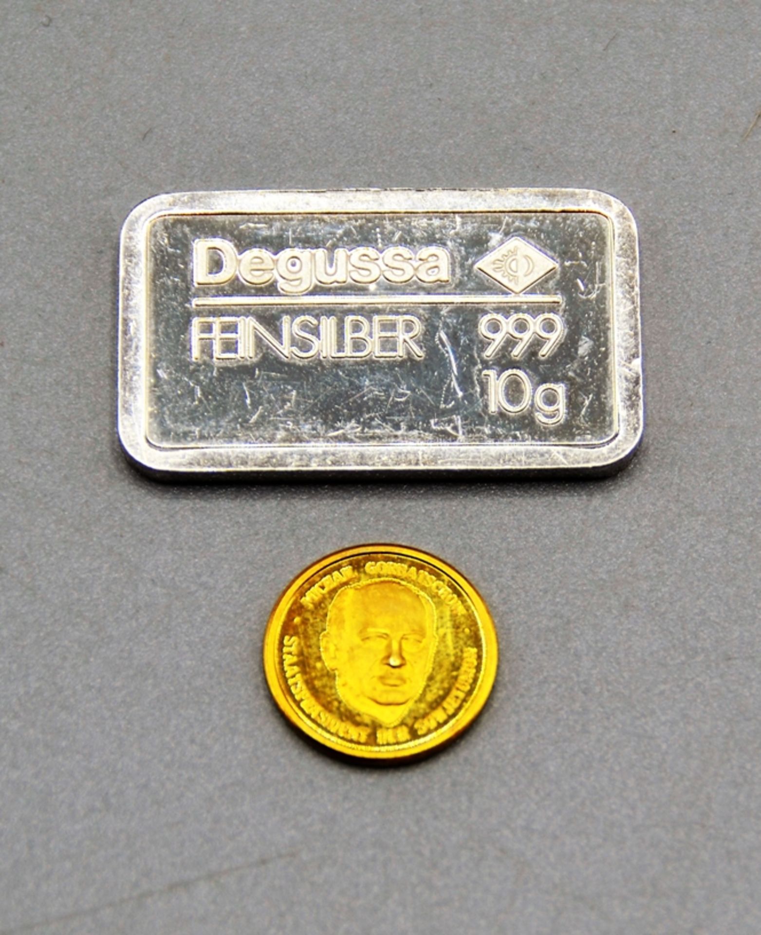 Konvolut Gold Medaille u. kleiner Silber Barren, Degussa 10 g Feinsilber Barren, Gold Medaille Mich