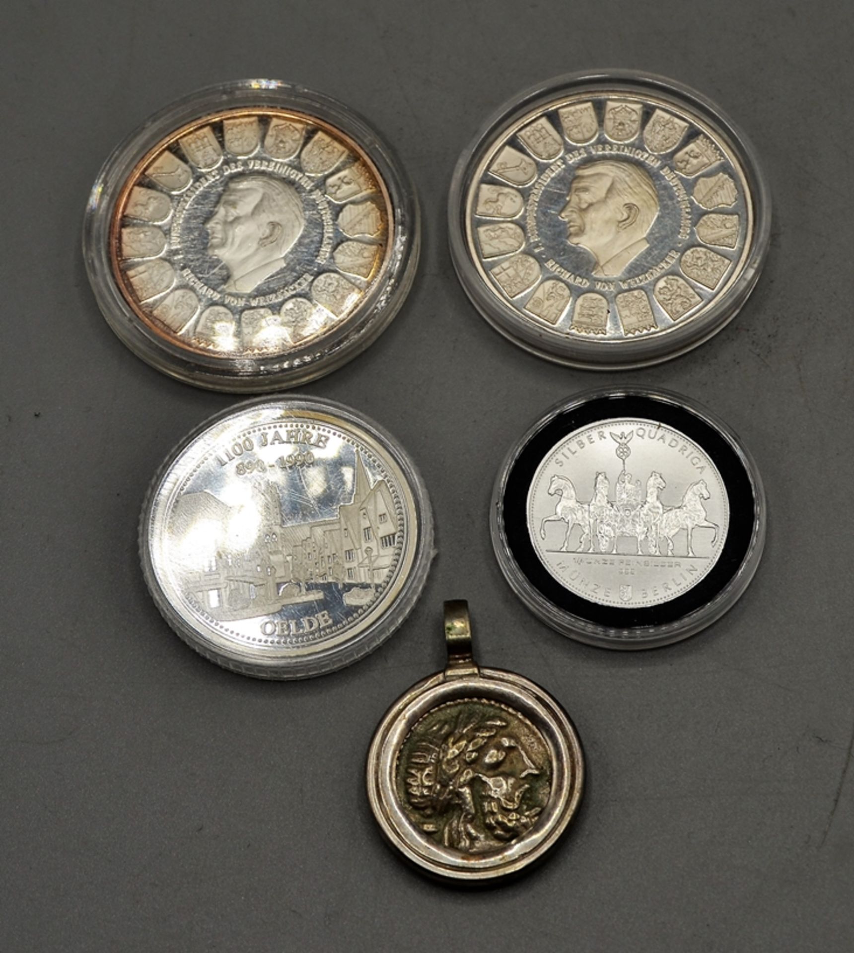Konvolut Silbermünzen Münzanhänger 5-teilig, 2 Medaillen 999 Silber Einigkeit u. Recht u. Freiheit 