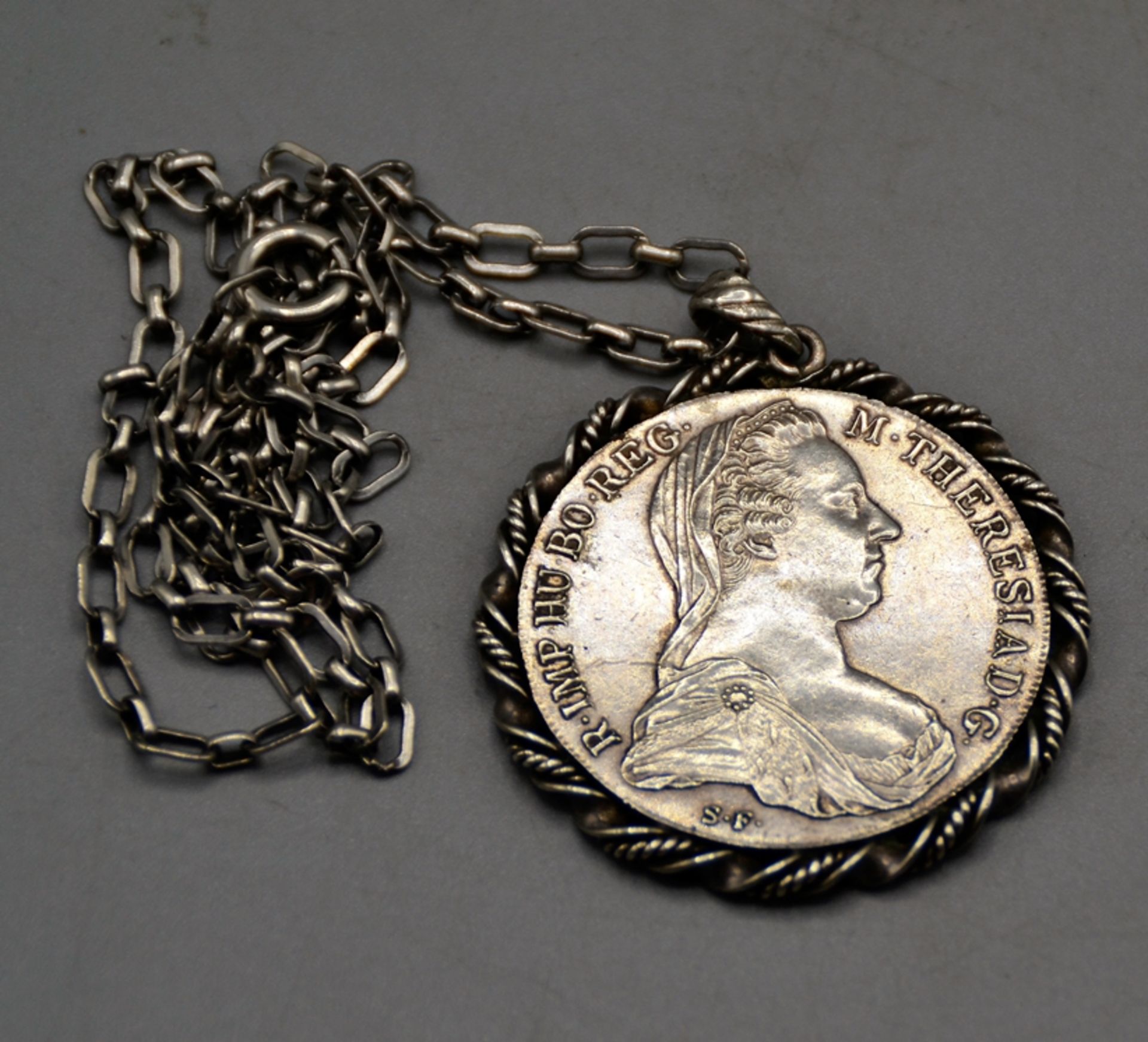 Maria Theresien Taler Münzanhänger mit 835 Silberkette, zus. 43,2 g