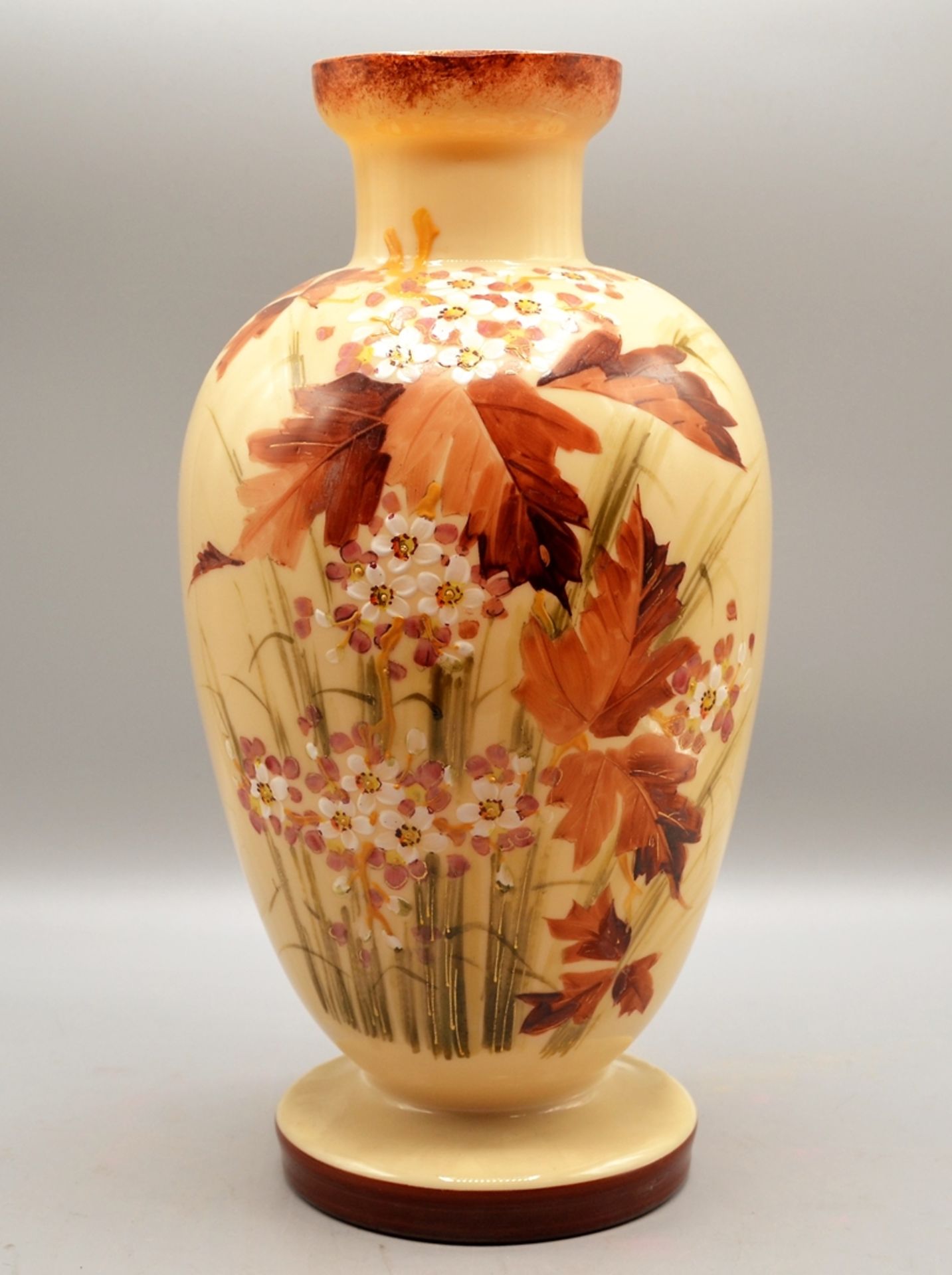 Milchglas Opalglas Vase um 1900, reiche florale Malerei, ca. 32 cm