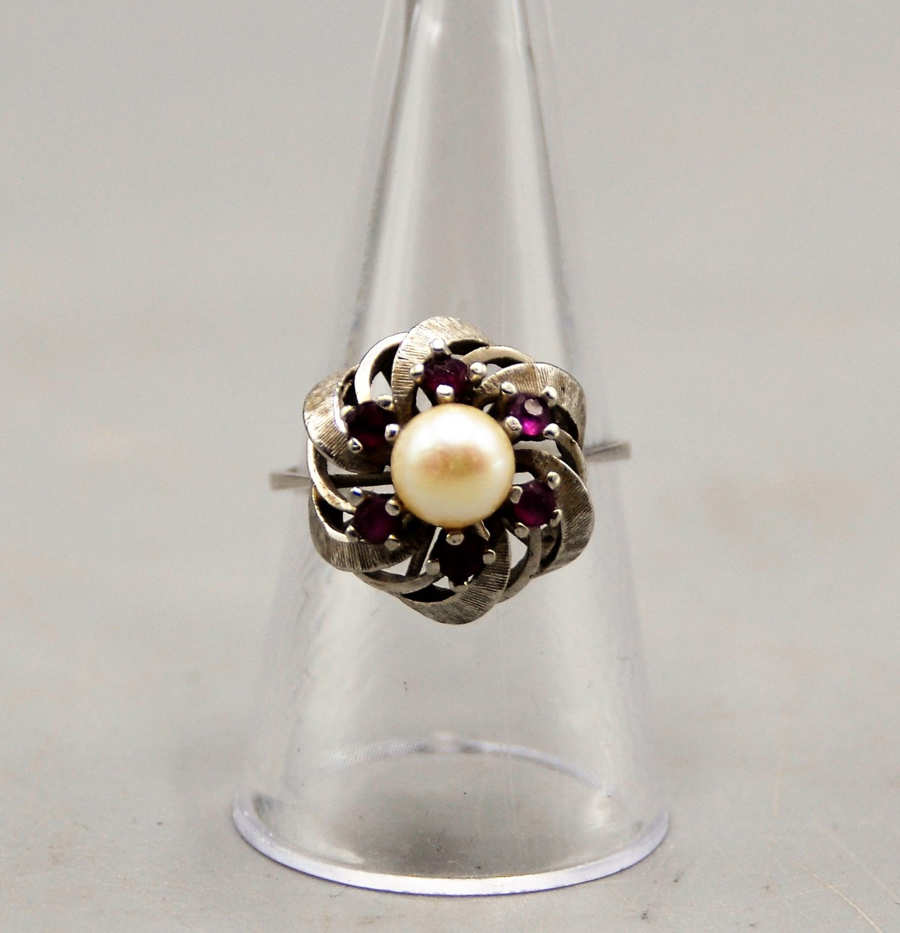 Damenring Weißgold 585 mit Perle u. kleinen Rubinen, Ø ca. 18 mm, 4,2 g