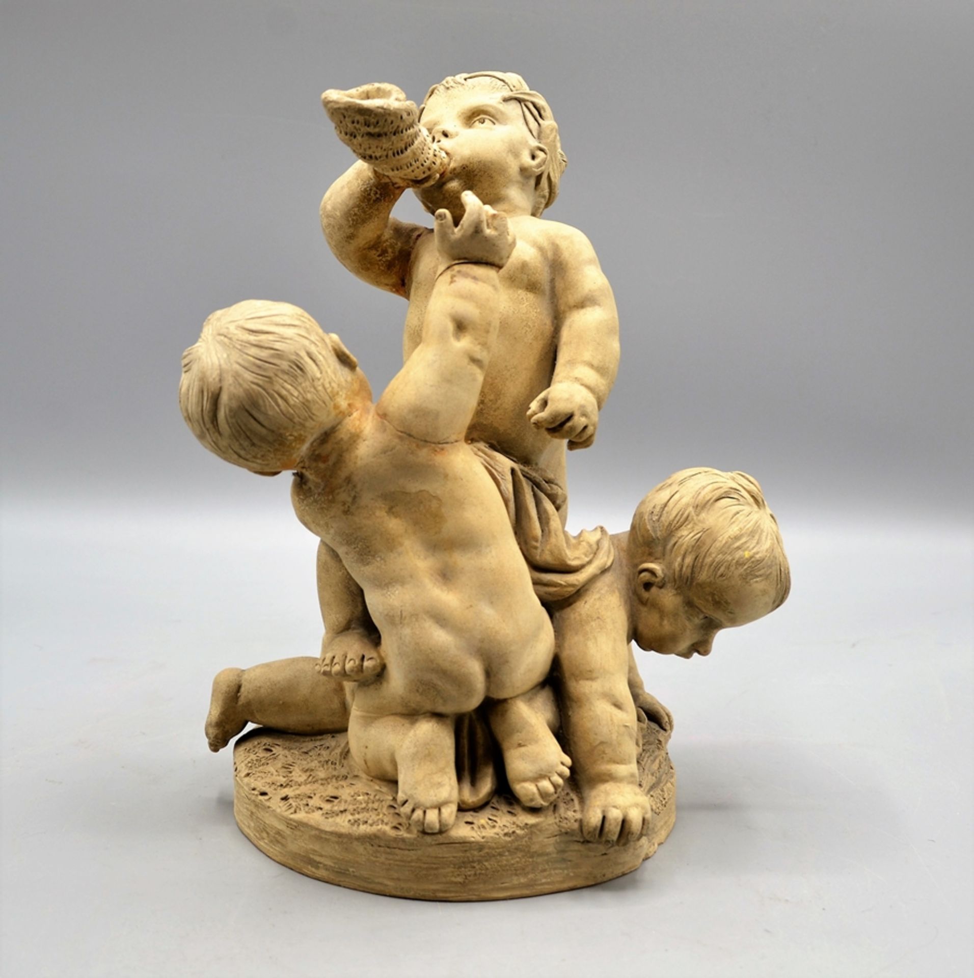 Dekorative Putti Gruppe Keramik um 1900, insg. 3 Putti, 1 Finger fehlt, 3 geklebte Bruchstellen, ca