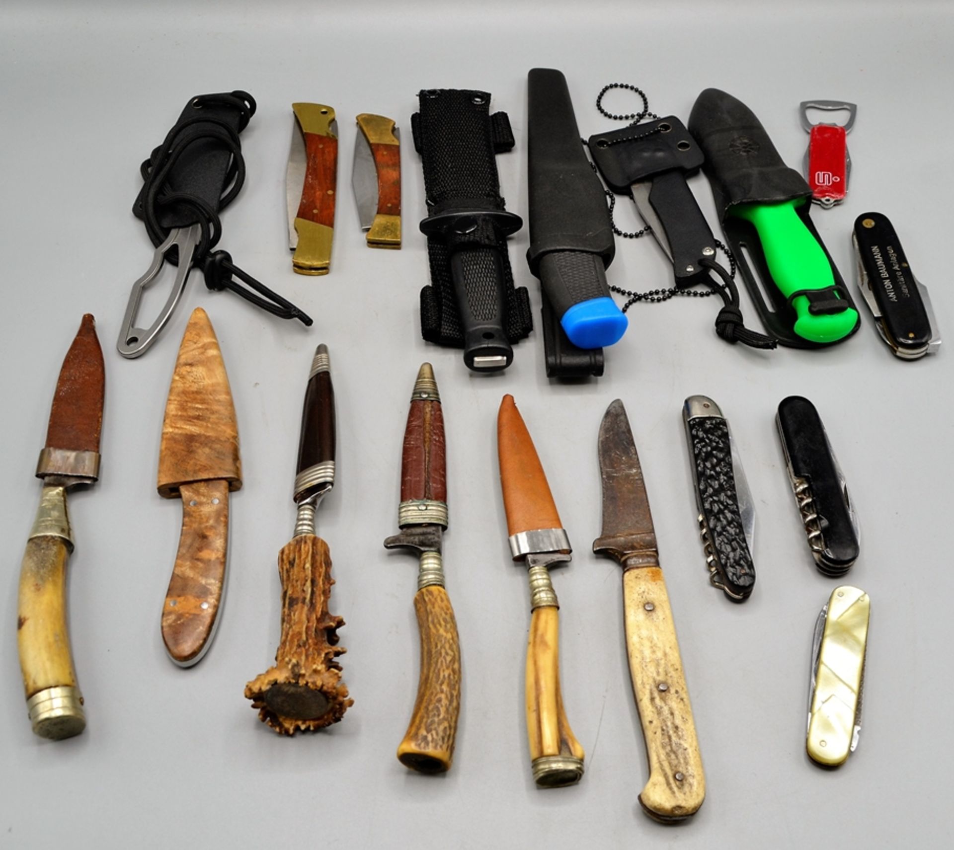 Messer Sammlung 18 Stück, darunter Hirschhorn Trachtenmesser, seltenes Claas Landtechnik Taschenmes