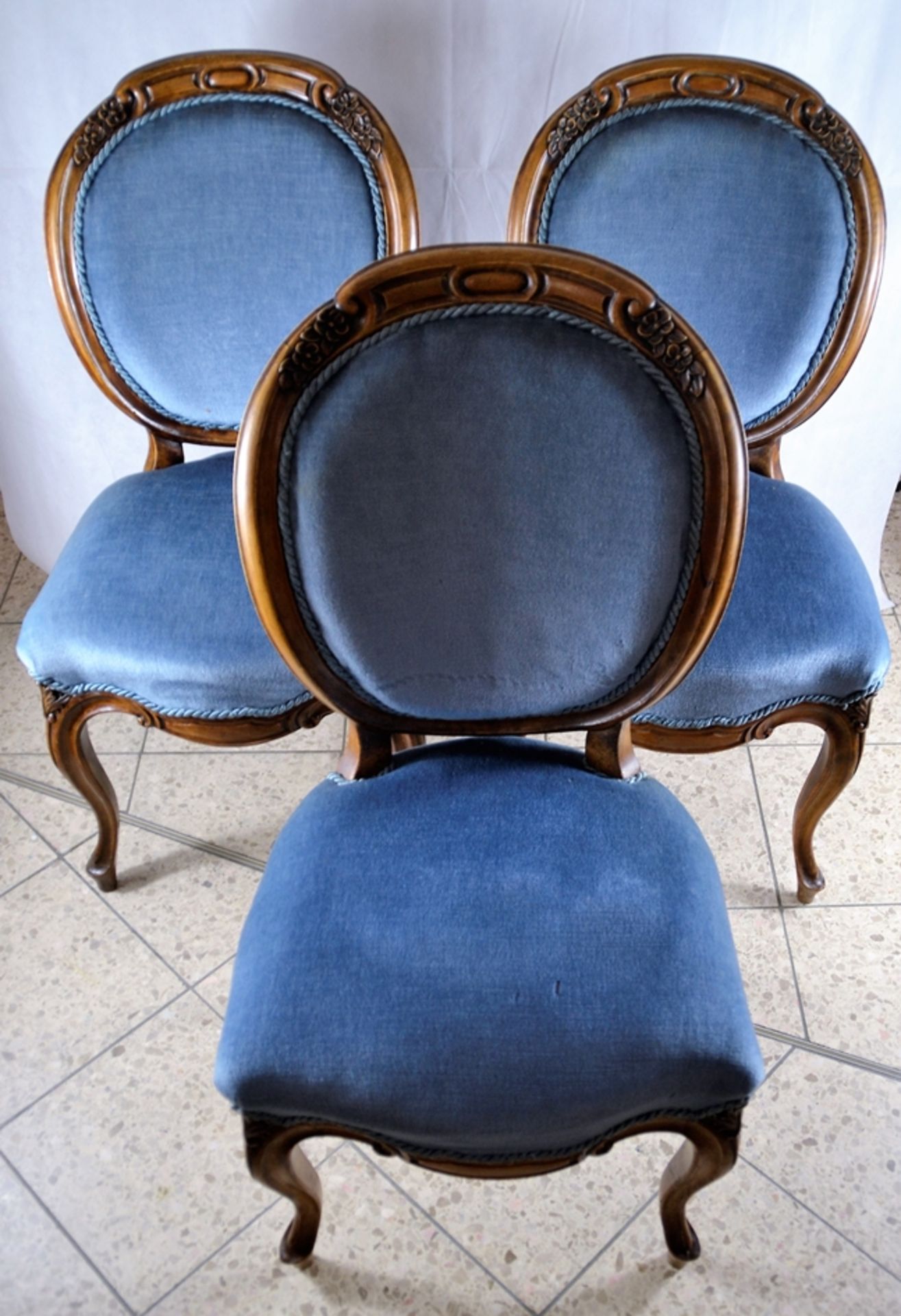 3 Medaillon Stühle 19 Jhdt. Buche, gepolstert, ovale Lehnen, geschweifte Beine, Schnitzereien - Bild 2 aus 6