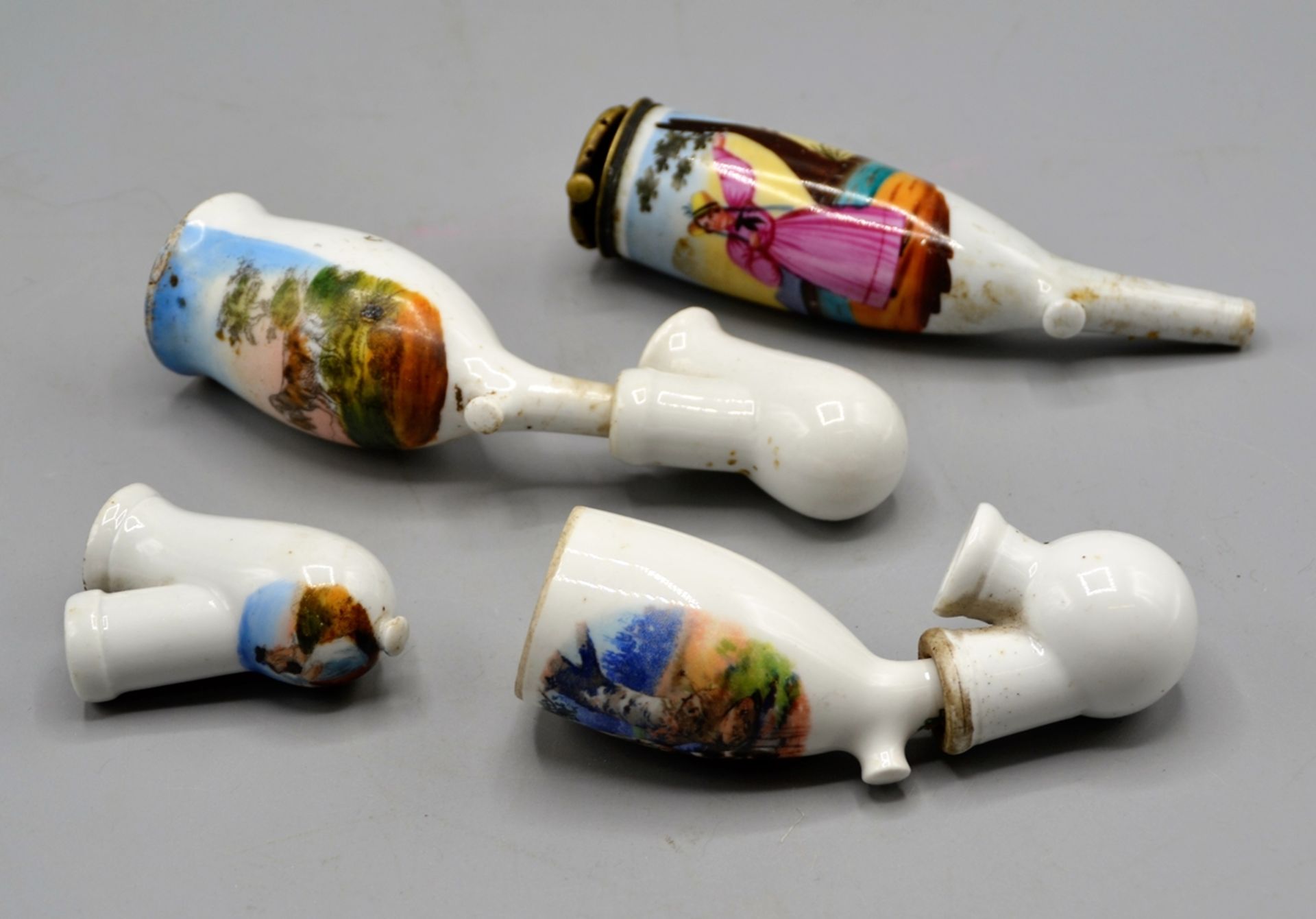 Konvolut 3 Porzellan Pfeifenköpfe um 1900, 1 handbemalt (Dame), 2 Deckel fehlen, dazu 1 Wassersack - Bild 6 aus 6