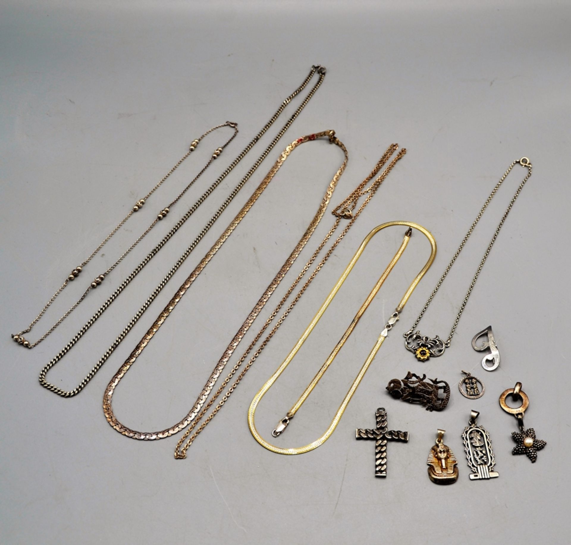 Schmuckkonvolut Silber 14-teilig, darunter 6 Ketten, 1 Armband, 5 Anhänger, 2 Broschen, zus. 107,9 