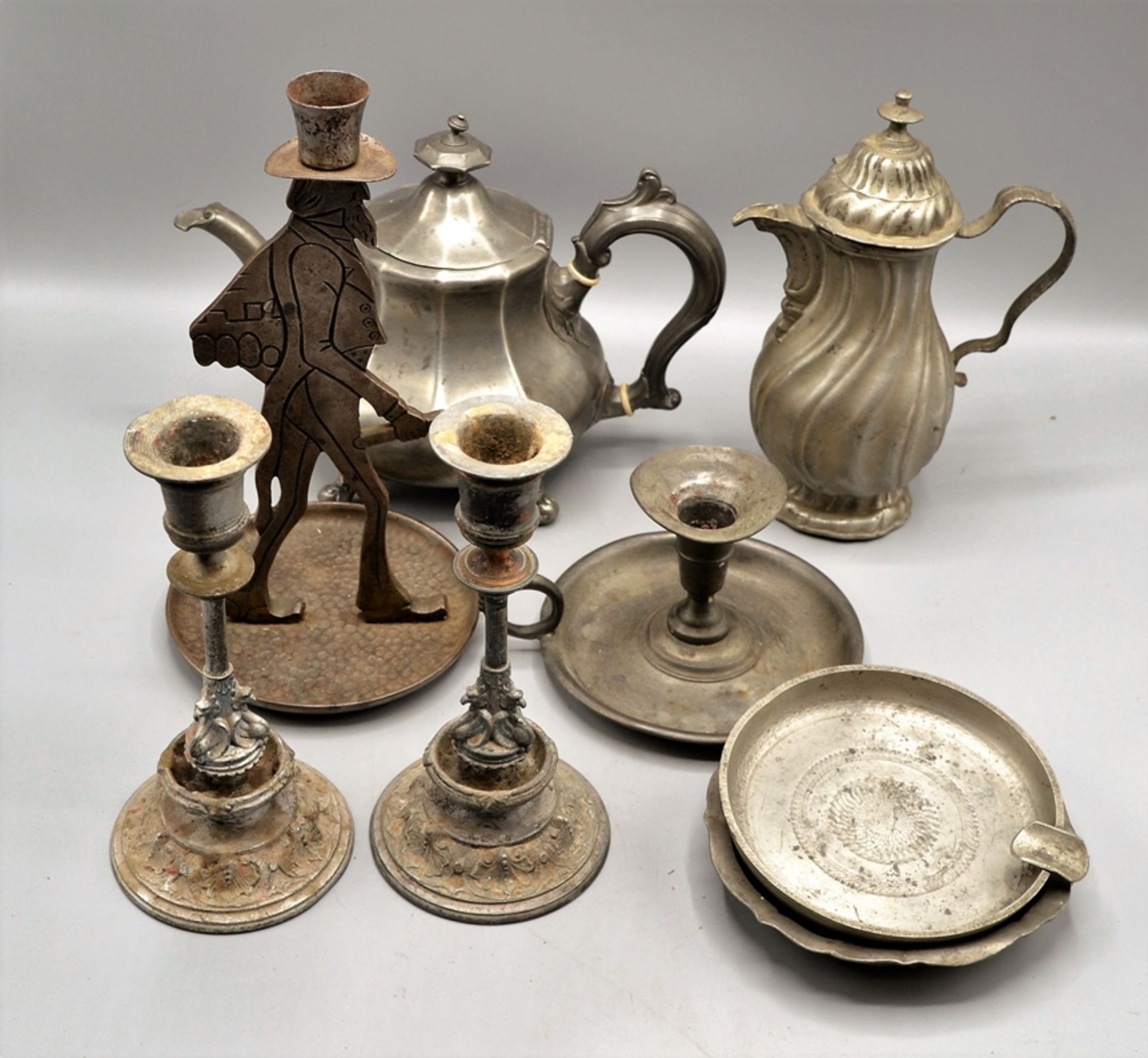 Konvolut überwiegend Zinn, darunter auch alte Zinn Objekte wie eine Shaw & Fisher Teekanne um 1900 