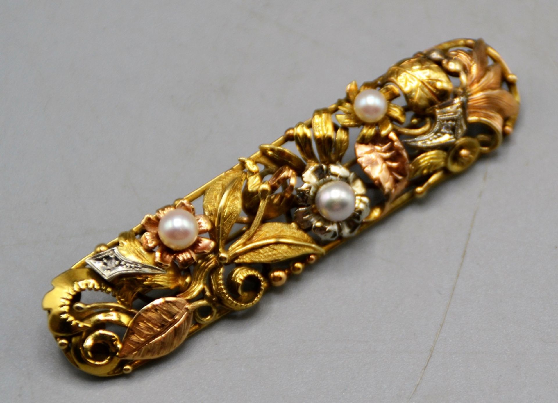 Goldbrosche mit Perlen 585 Gold, massive aufwendige Goldschmiedearbeit in Gelb- Rose- u. Weißgold, 