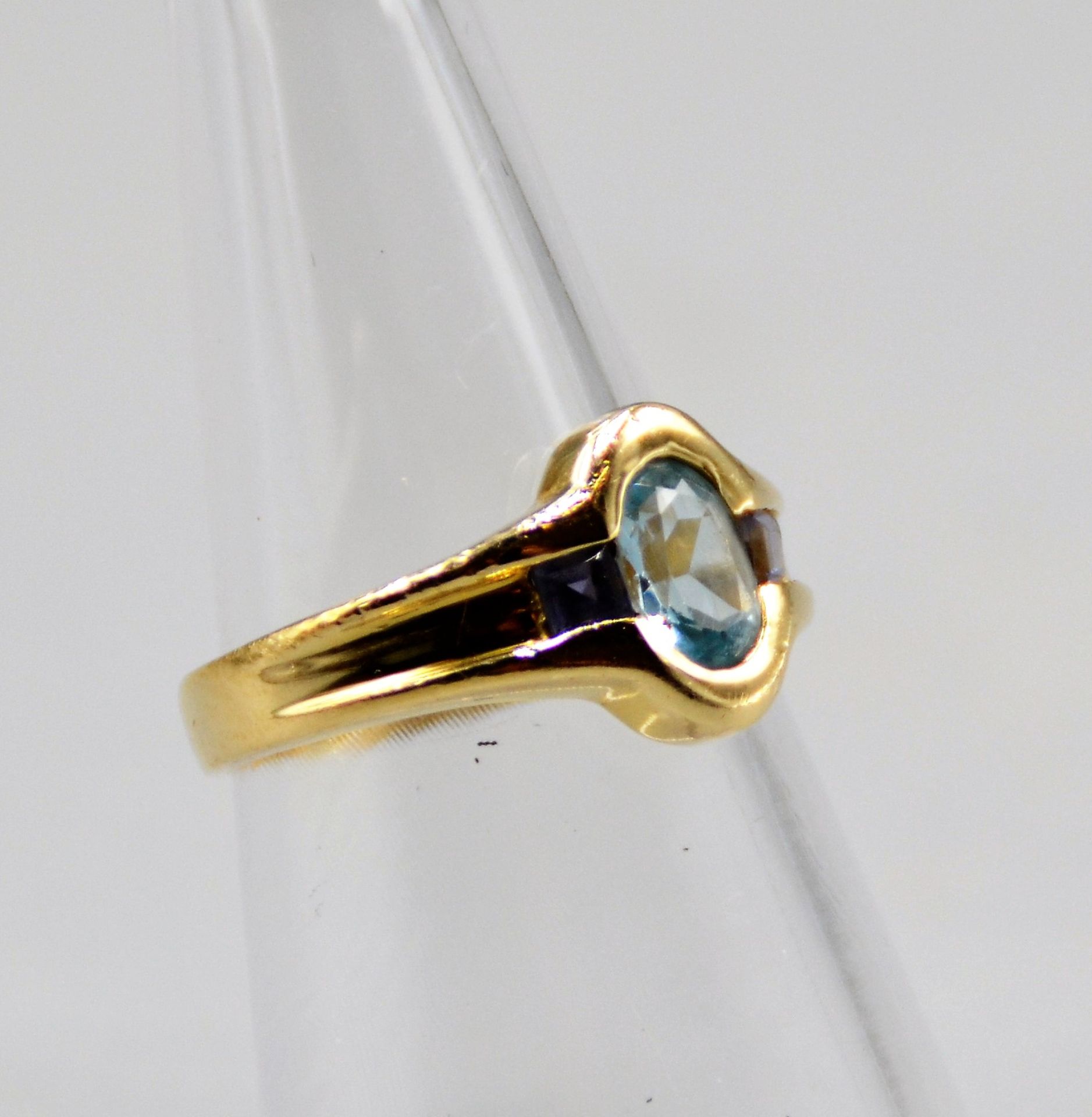 Blautopas Damenring 585 Gold mit 2 kleinen Amethysten, Topas oval facettiert ca. 7 x 5 mm, Ring Ø 1 - Image 2 of 3