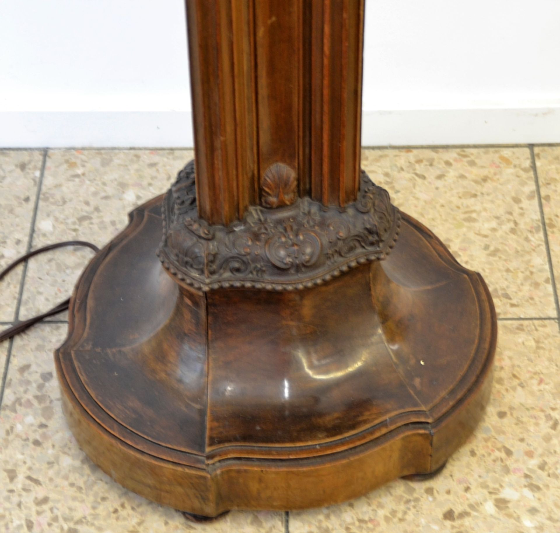 Stehlampe 3-flammig griechische Götter 19/20 Jhdt., mit großem Lederschirm (vereinzelt minimale Spa - Image 5 of 6
