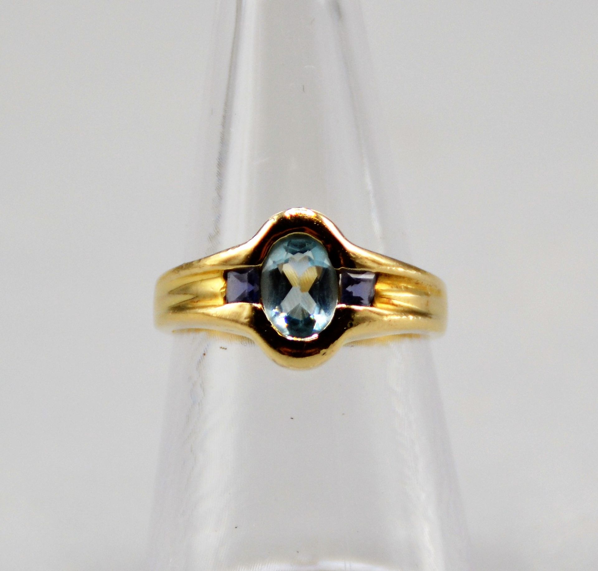 Blautopas Damenring 585 Gold mit 2 kleinen Amethysten, Topas oval facettiert ca. 7 x 5 mm, Ring Ø 1