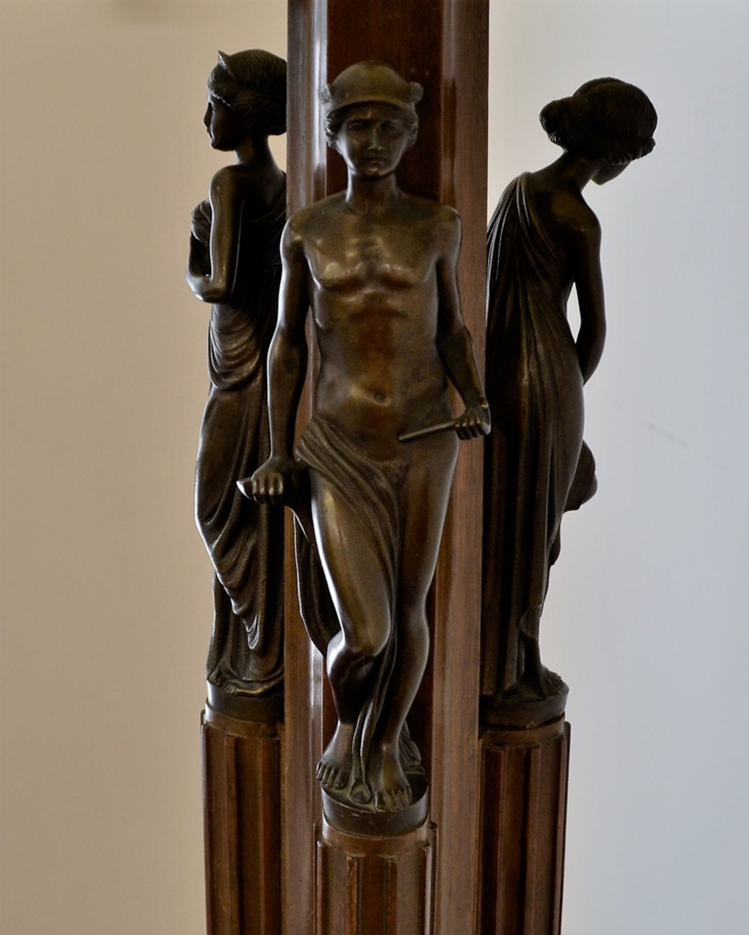 Stehlampe 3-flammig griechische Götter 19/20 Jhdt., mit großem Lederschirm (vereinzelt minimale Spa - Image 4 of 6