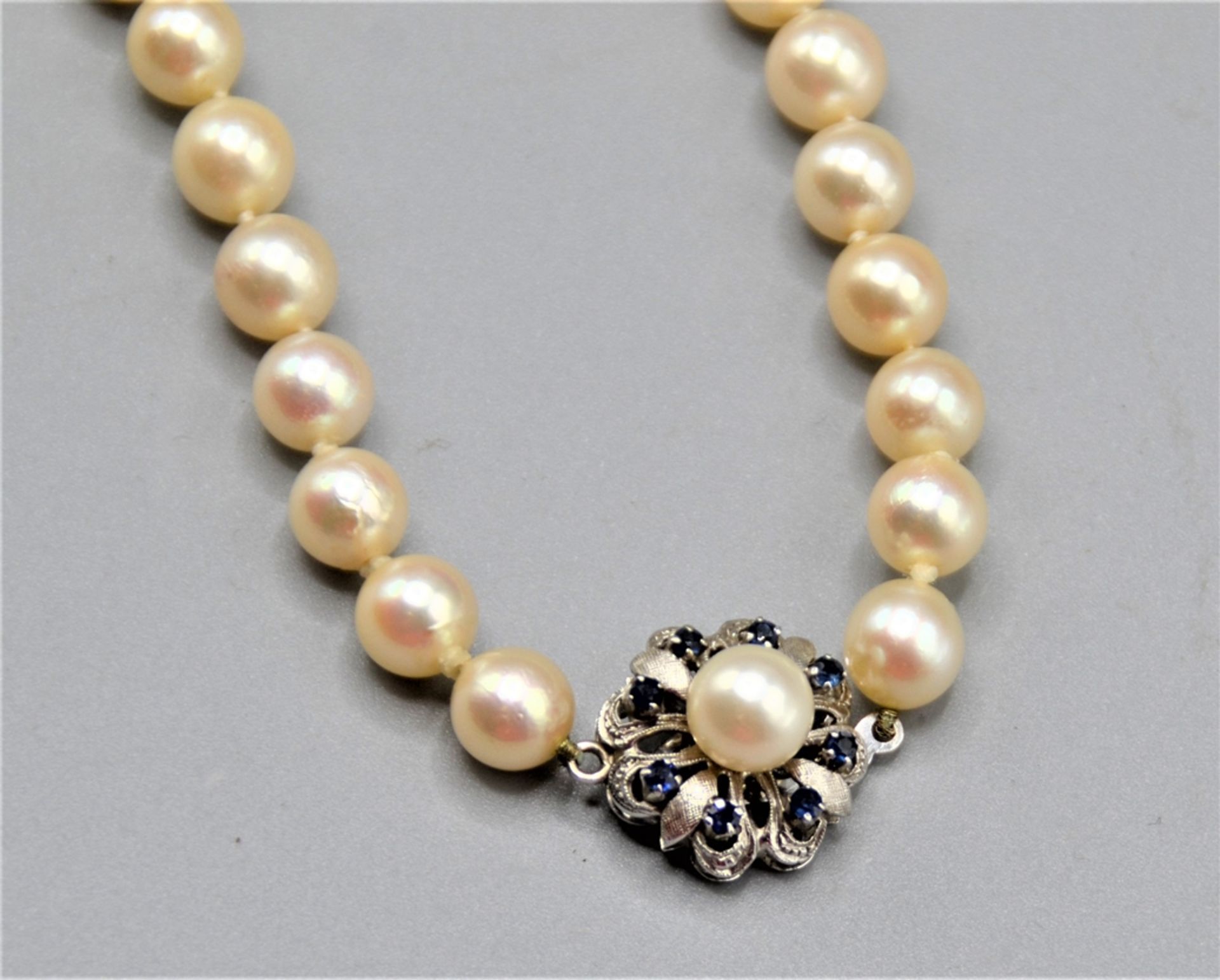 Perlenkette mit 585 Weißgoldverschluss mit Saphiren, Perlen Ø ca. 7,2 - 7,6 mm, Länge ca. 78 cm, mi - Image 4 of 6