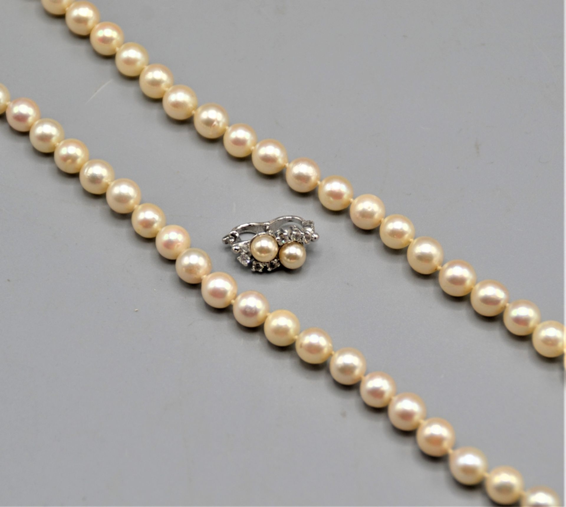 Perlenkette mit 585 Weißgoldverschluss mit Saphiren, Perlen Ø ca. 7,2 - 7,6 mm, Länge ca. 78 cm, mi - Image 3 of 6