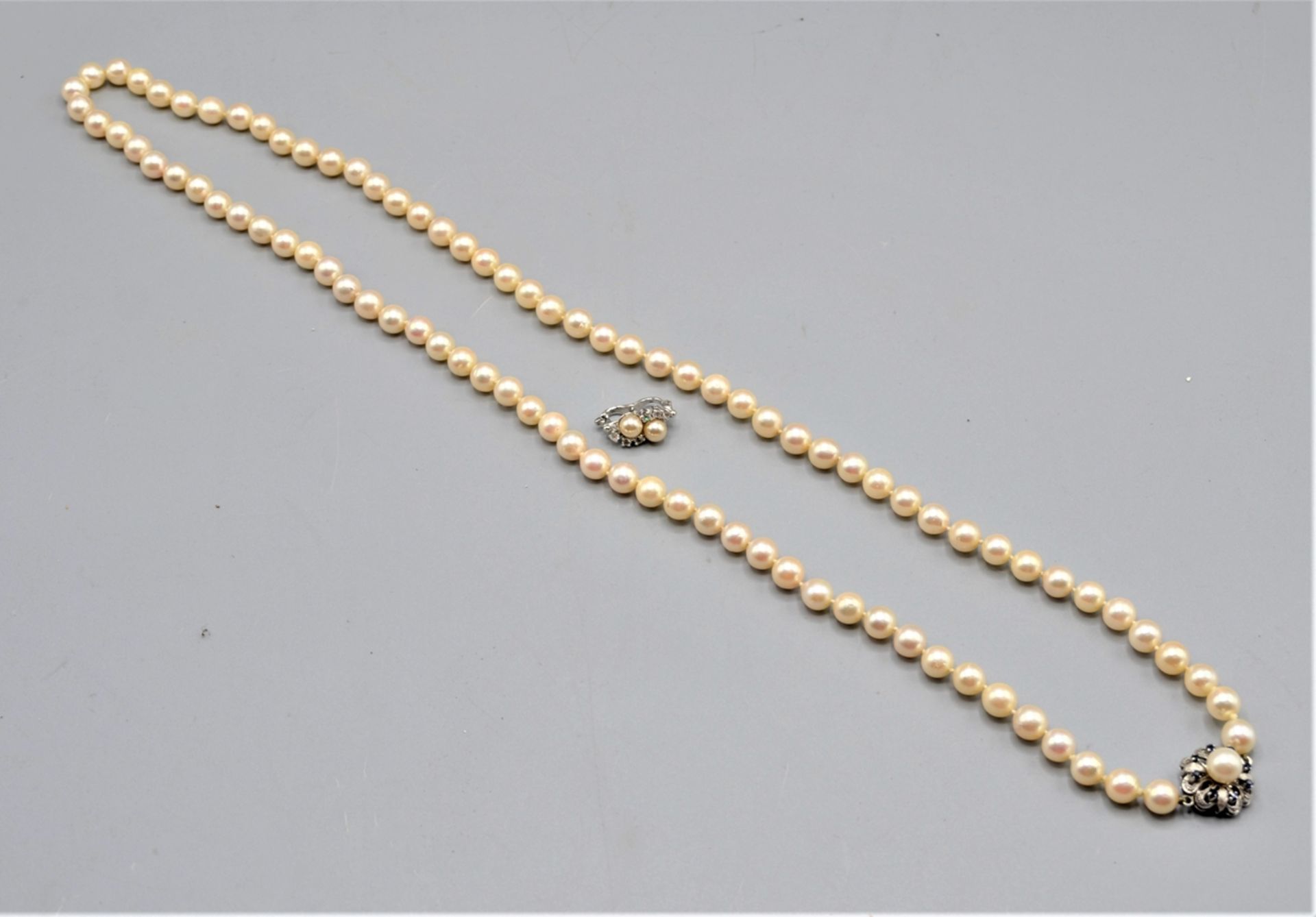 Perlenkette mit 585 Weißgoldverschluss mit Saphiren, Perlen Ø ca. 7,2 - 7,6 mm, Länge ca. 78 cm, mi - Image 2 of 6