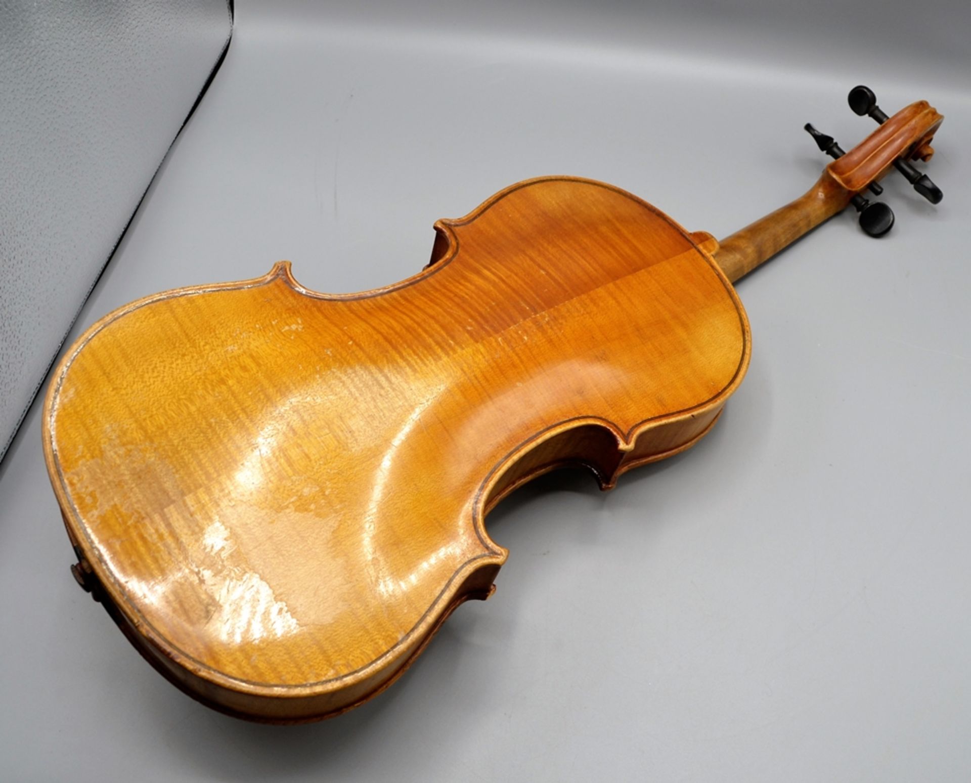 Geige gebaut nach Modell von Amati Andreas, leichte Risse oben rechts - Image 4 of 5