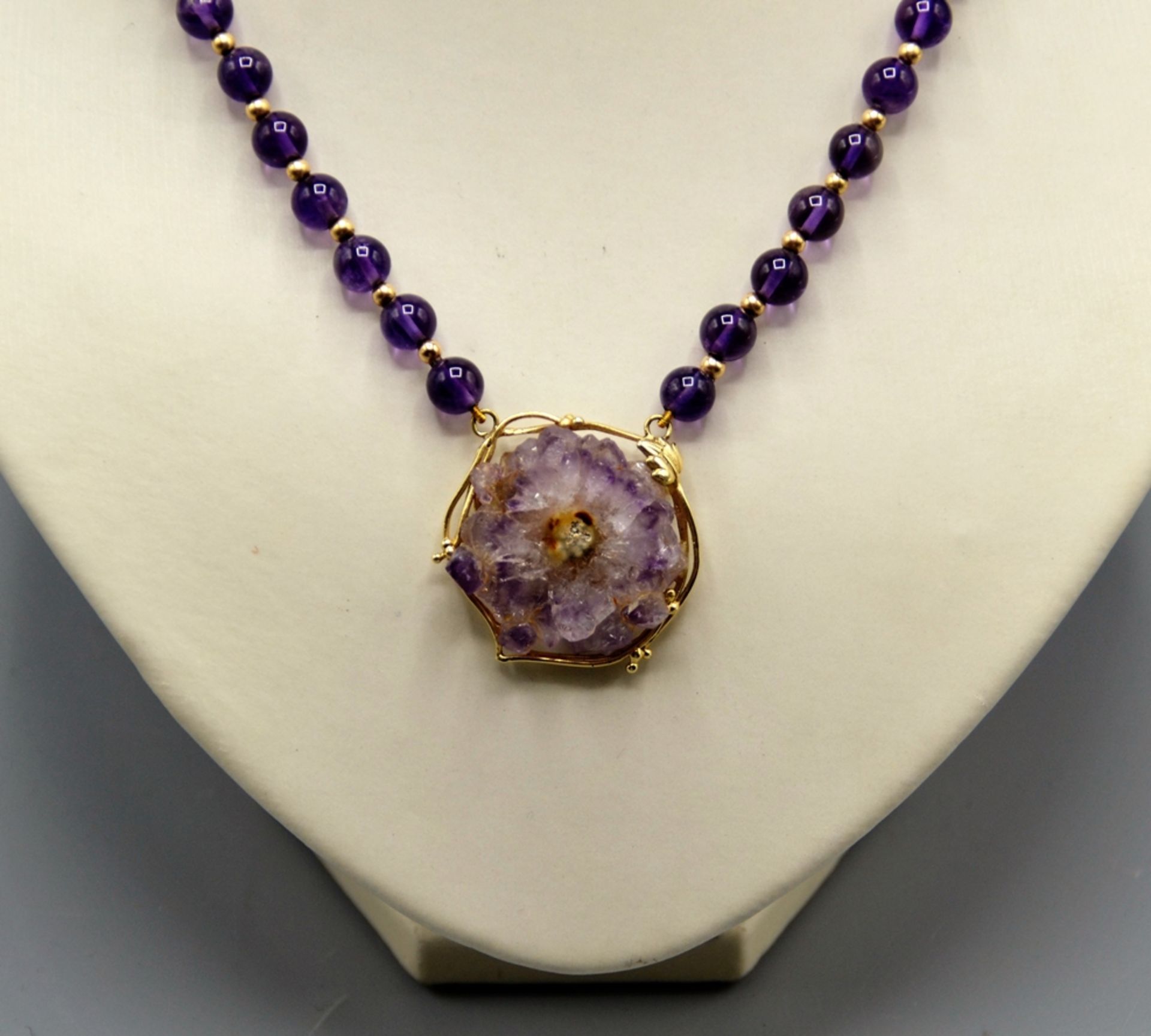 Gold Amethyst Collier, 14 kt Goldfassung, Zwischenkugeln u. Verschluss Gold, ca. 45 cm, 32 g - Image 3 of 3