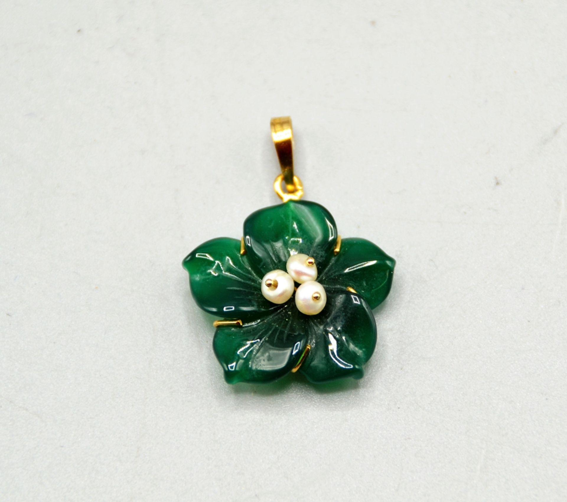 Jade Perlen Blüten Schmuckset 750 Gold, 1 Anhänger, Paar Ohrringe (1 Ohrring beschädigt), Ø Blüten - Image 4 of 5