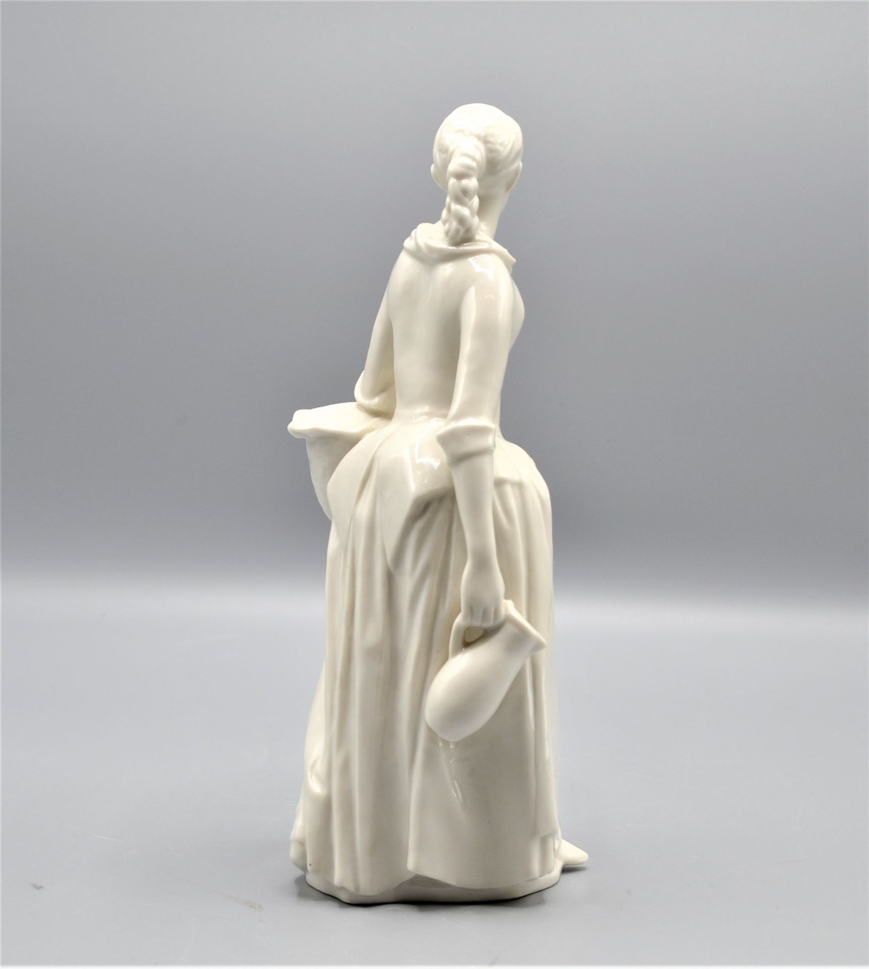 Nymphenburg Porzellanfigur "Resl" von Schröder-Lechner 20 Jhdt. ca. 22,5 cm - Image 4 of 5