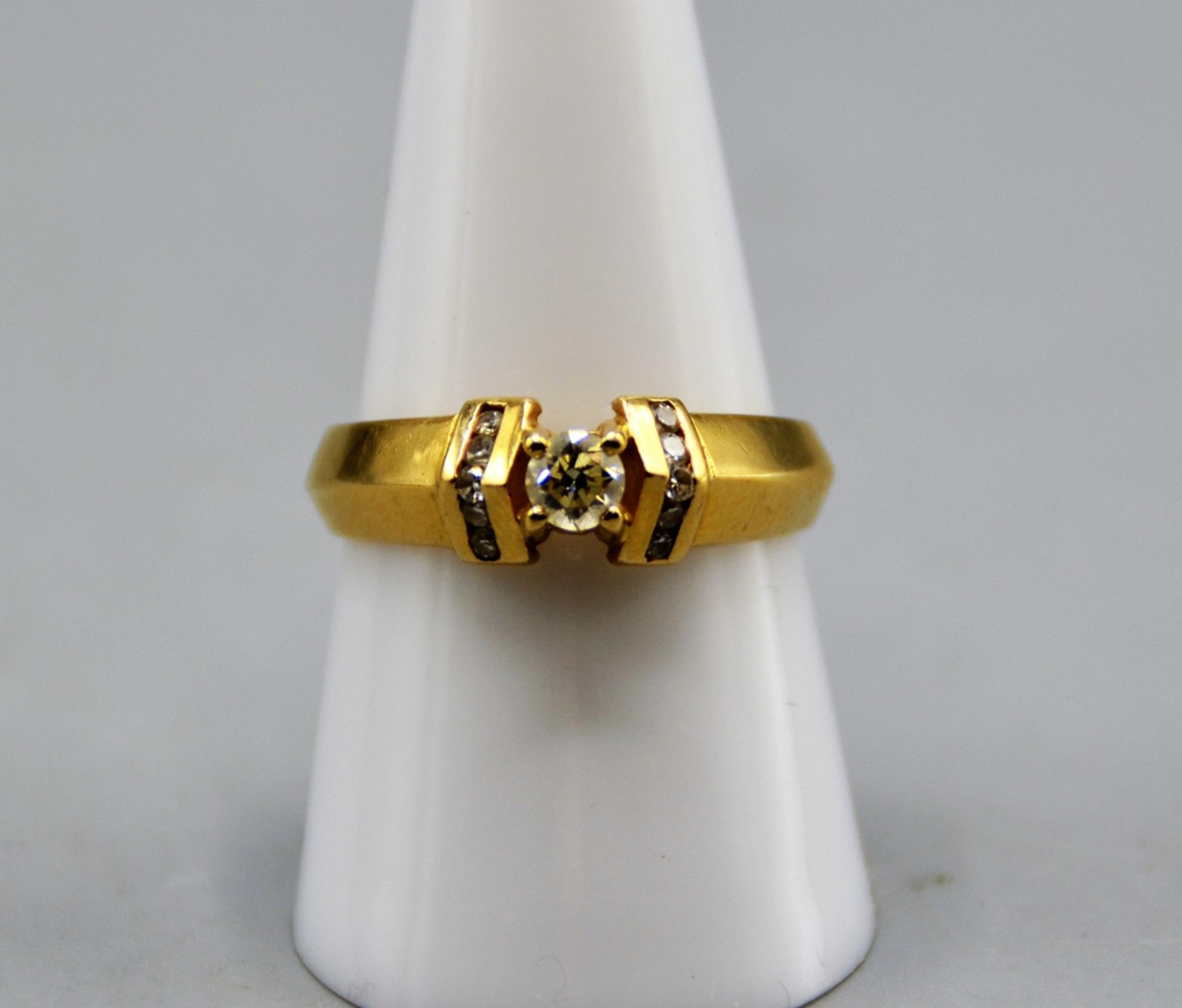 Diamantring 750 Gold mit Brillanten ca. 0,2 ct., umrandet von 10 kleinen Diamanten, Ø 18,5 mm, 5,2