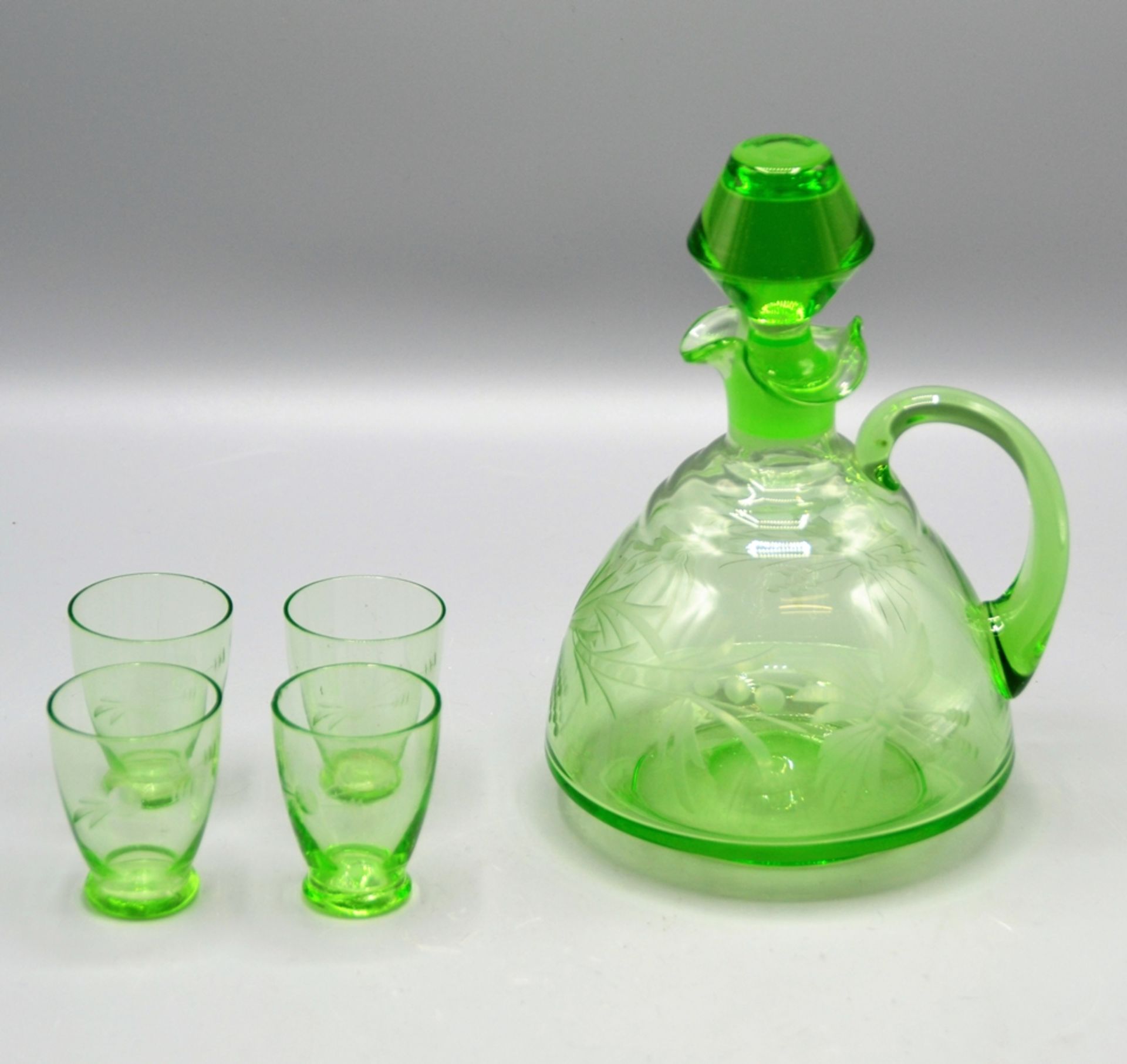 Uranglas Likör Schnaps Set Karaffe mit 4 Gläser, mundgeblasen, 1 Glas mit Bestossung am oberen Rand