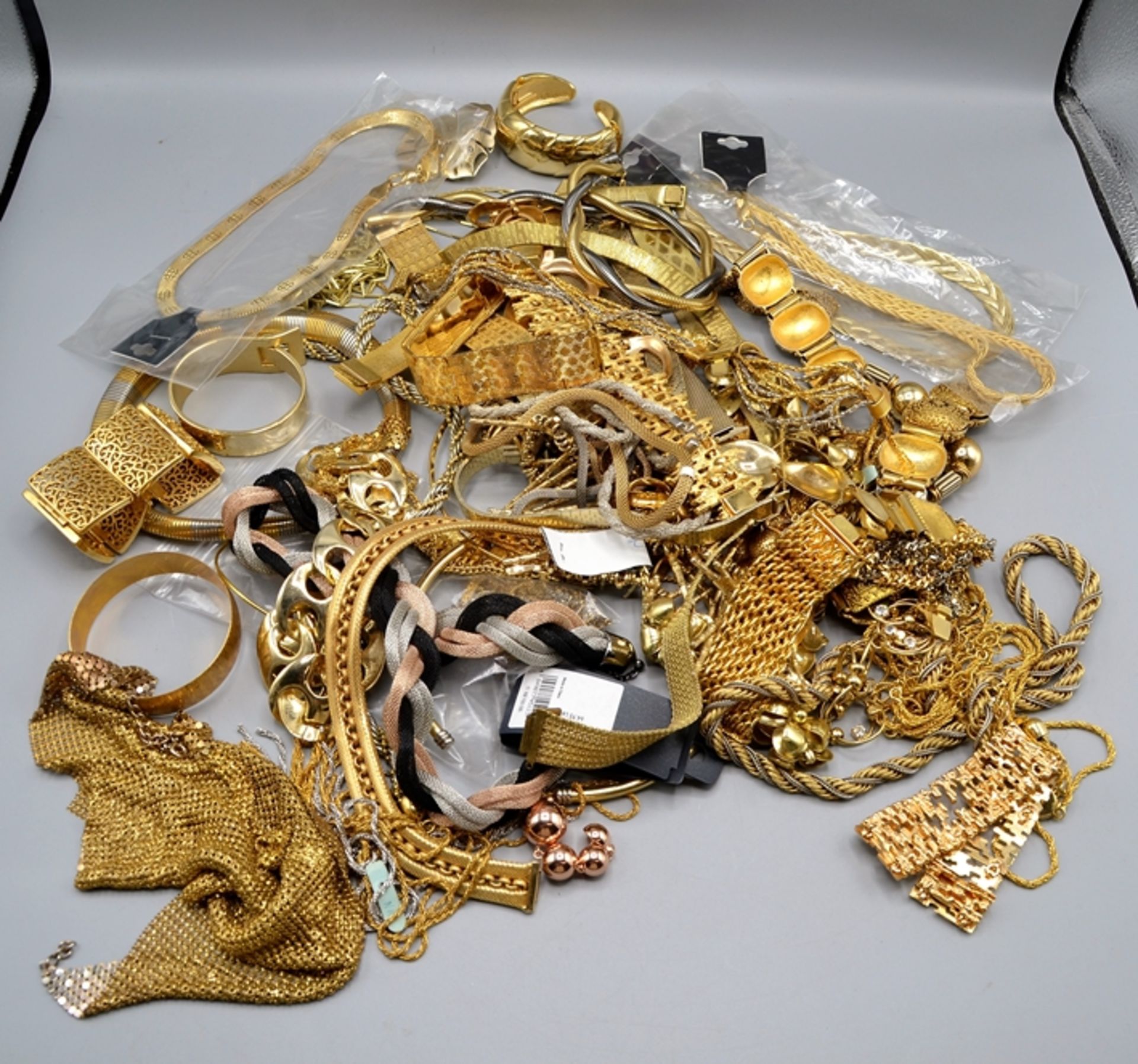 Modeschmuck hochwertig Konvolut 4,6 kg, überwiegend vergoldet bzw. goldfarben, darunter viele unben - Image 2 of 3