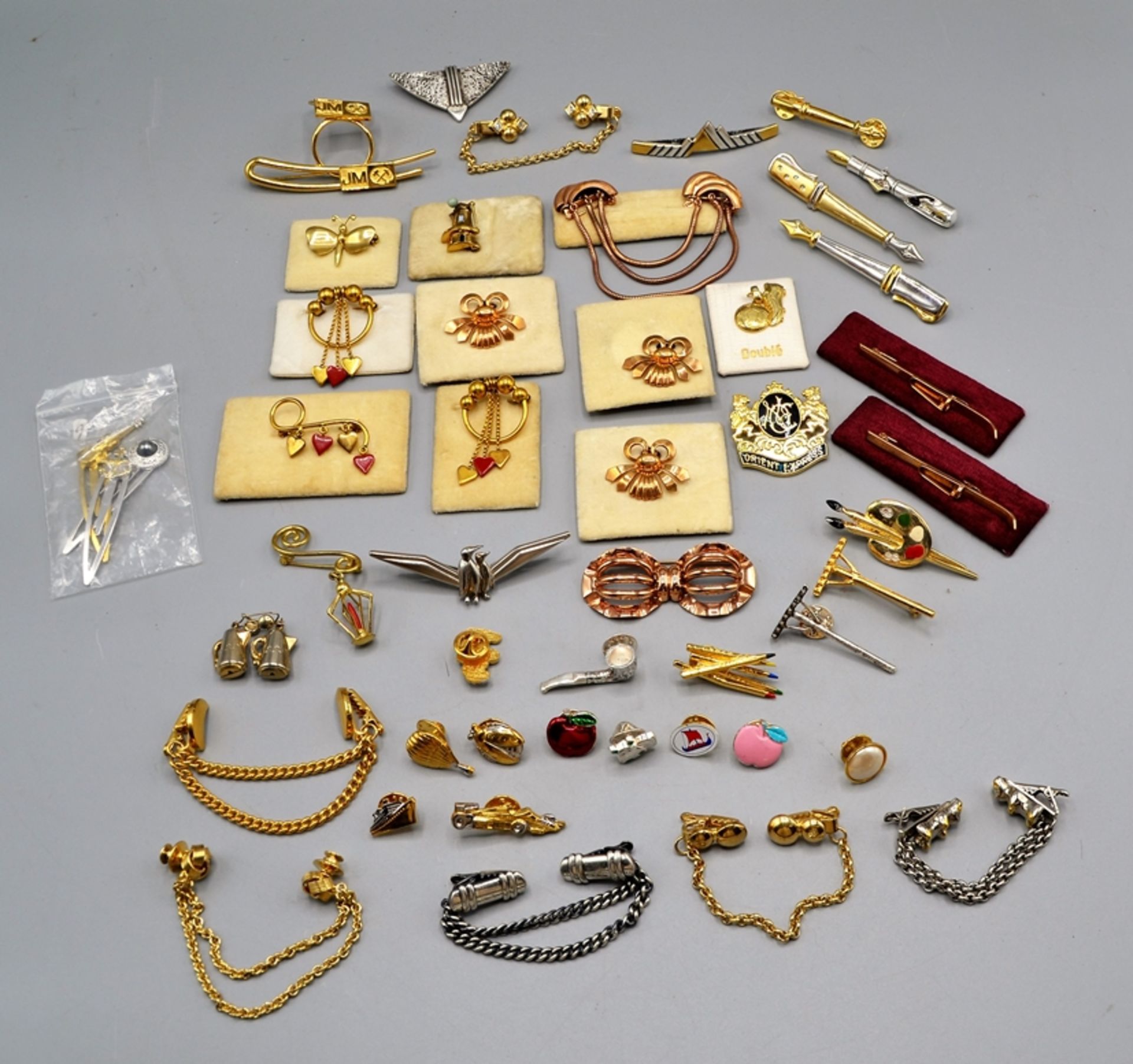 Modeschmuck Broschen Anstecker Krawattenklammer etc. Konvolut ca. 48 St., viele vergoldet, viele un