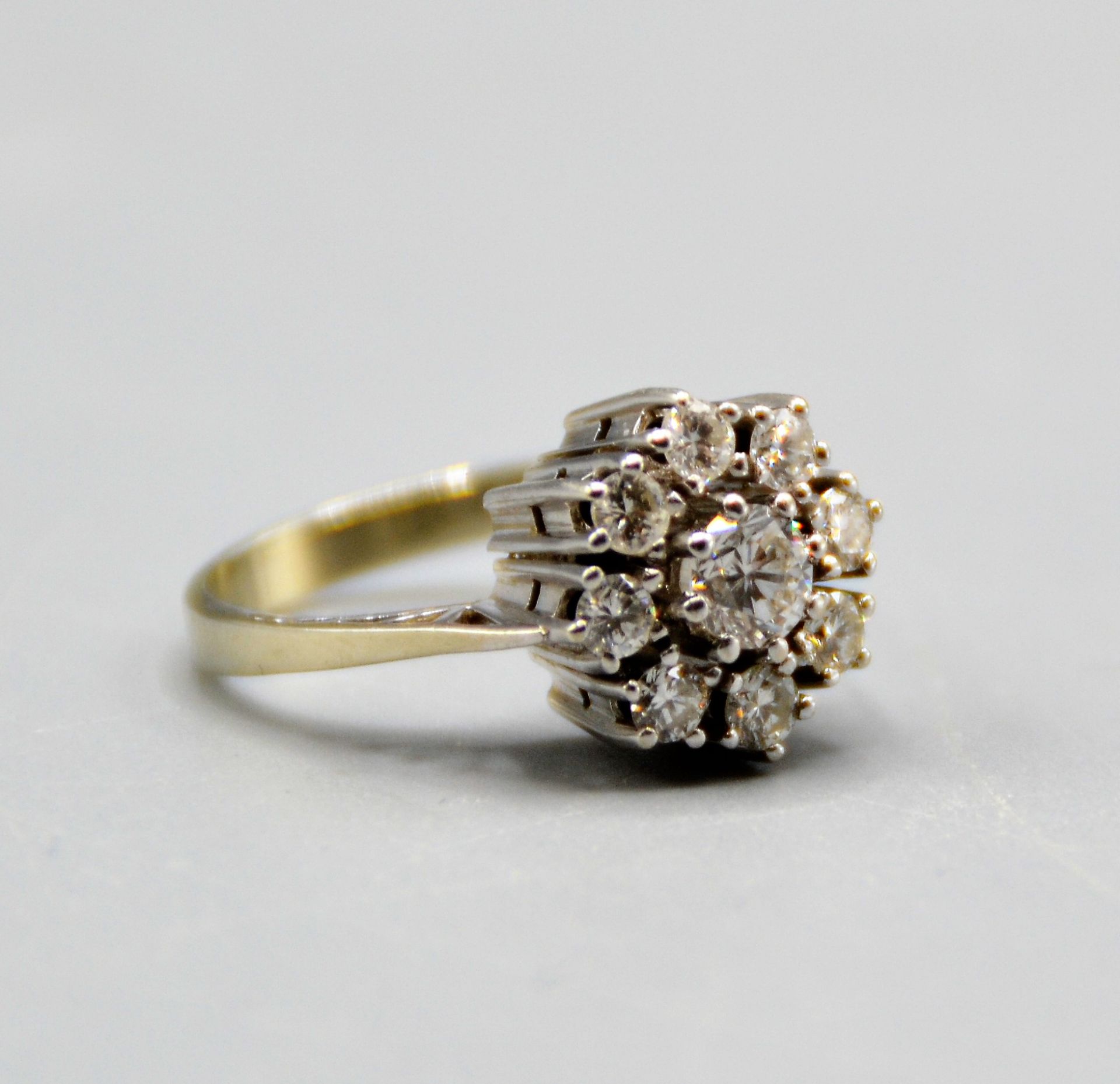 Brillantring 750 Weißgold zus. ca. 0,7 ct., 9 Brillanten, Ø 17 mm, 6,1 g - Image 6 of 8