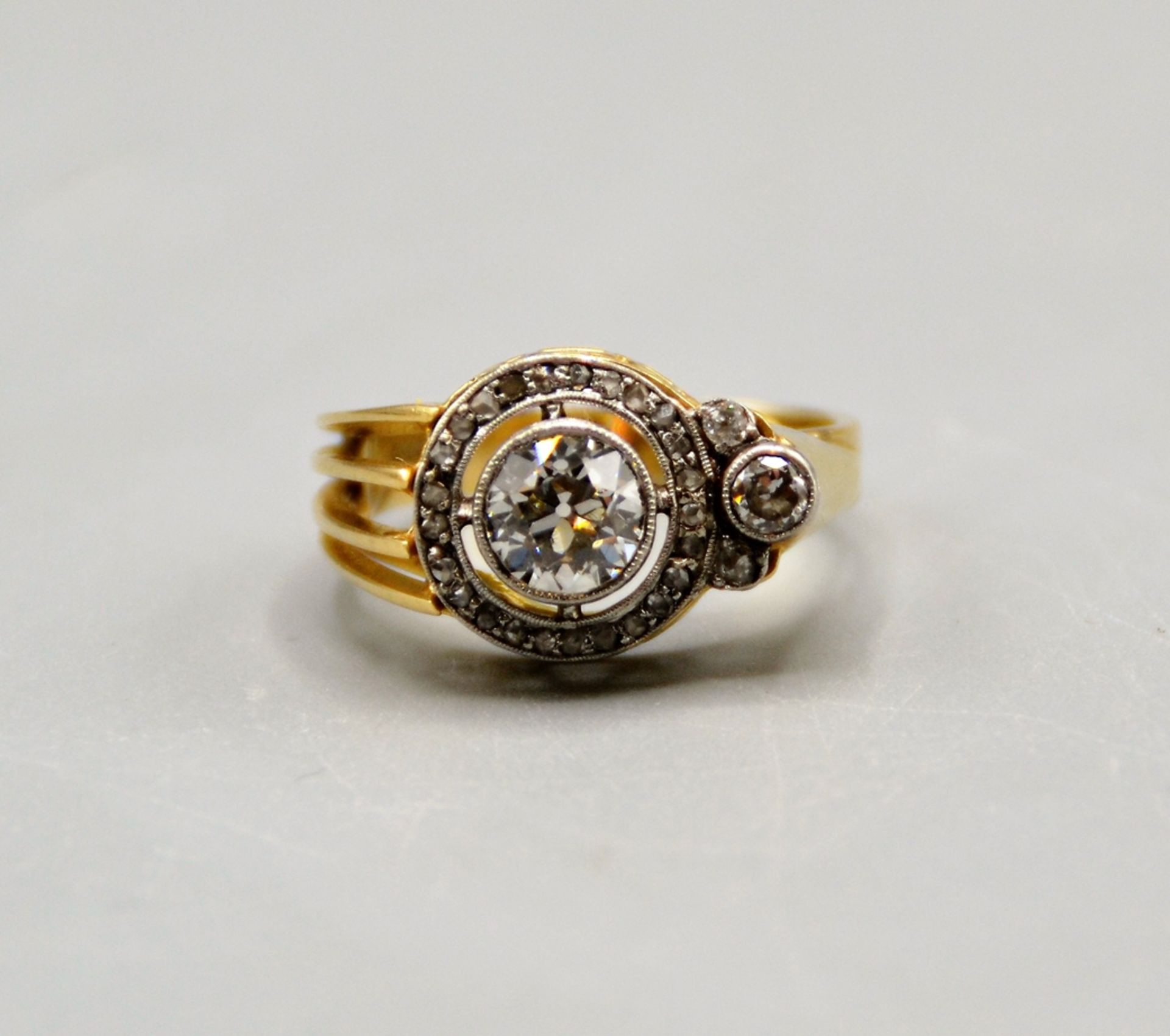 Diamantring Altschliff Diamant ca. 0,75 ct. Gold 585, umrandet von kleinen Diamantrosen, zweiter kl - Image 4 of 5