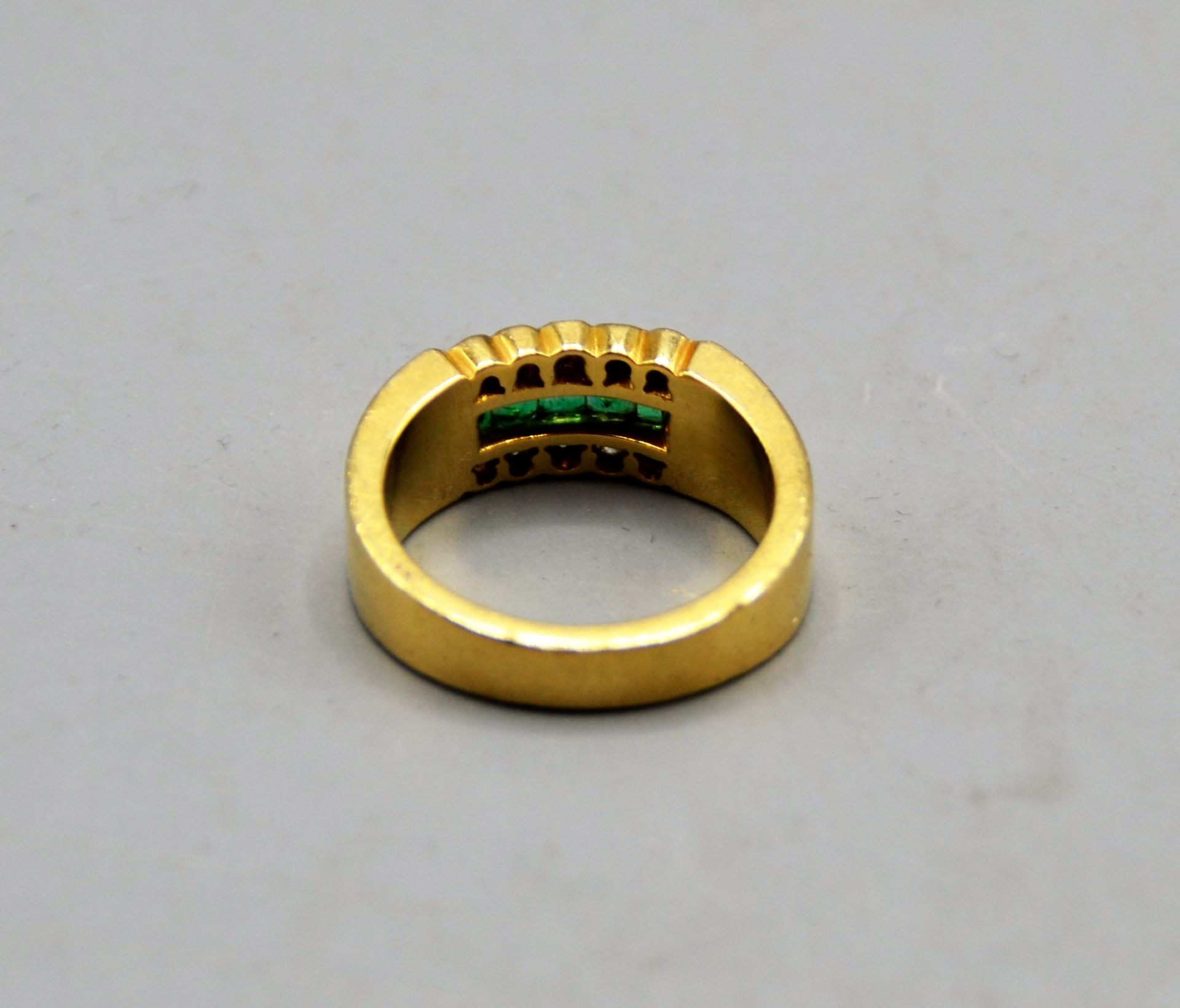 Smaragd Diamant Ring Hans Opel München 750 Gold, 5 Smaragde Quadratschliff, 10 kleine Diamanten, Ø - Image 3 of 3