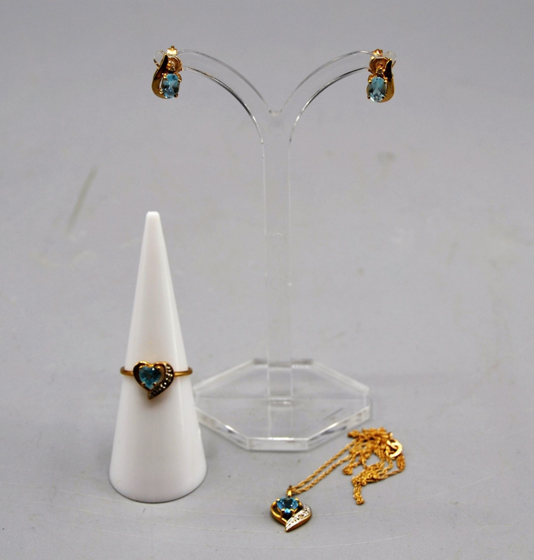 Schmuckset blauer Topas tlw. Herzform 333 Gold, Ohrstecker, Kette m. Anhänger, Ring, zus. 3,7 g