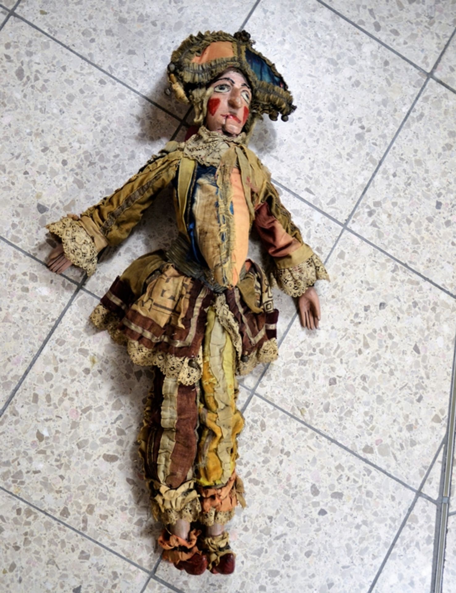 Marionette Puppe Hofnarr Buckelige Holz beweglich wohl Italien um 1830, beweglicher Mund, handbemal