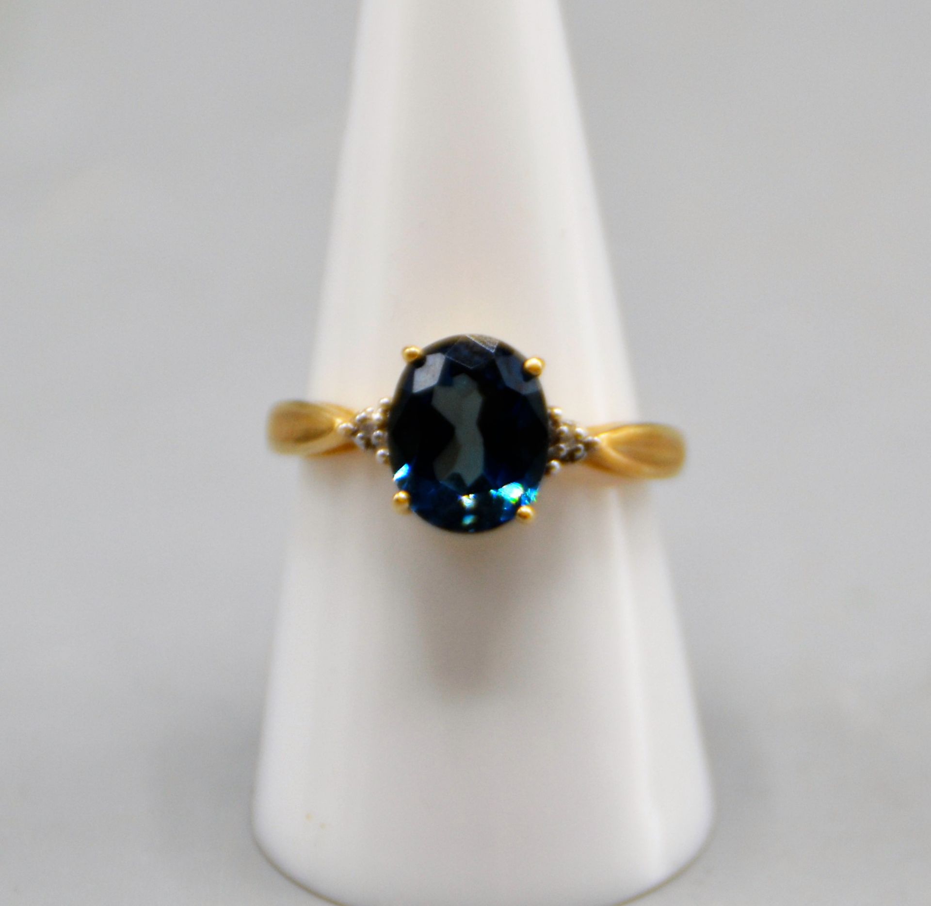 Blauer Topas/Spinell ? Goldring 375, Edelstein Ø ca. 9,7 x 7,7 mm, Ring Ø 18 mm, 2,9 g