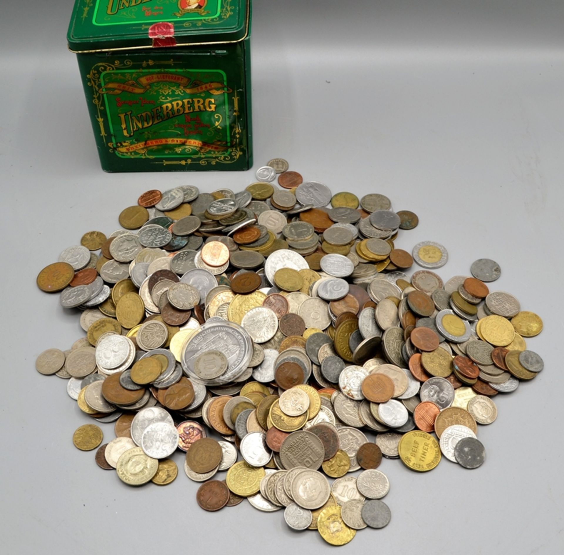 Münzen Konvolut Blechdose voller Münzen, diverse Länder auch viele ältere Stücke, ca. 3,3 kg (mit D