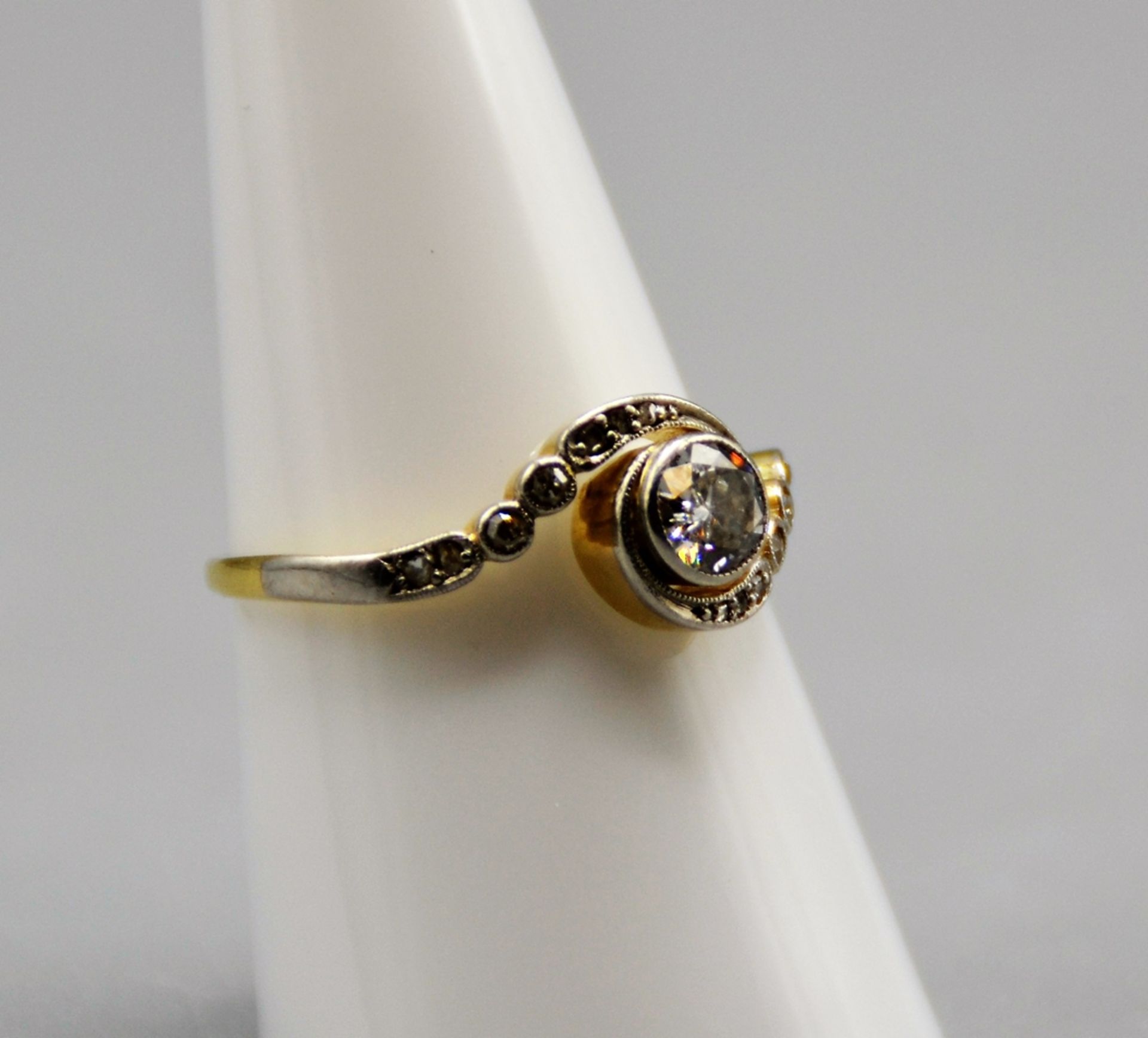 Diamantring mit Altschliff Diamanten ca. 0,3 - 0,4 ct. Gold 585, seitlich noch 14 kleine Diamanten, - Image 2 of 5