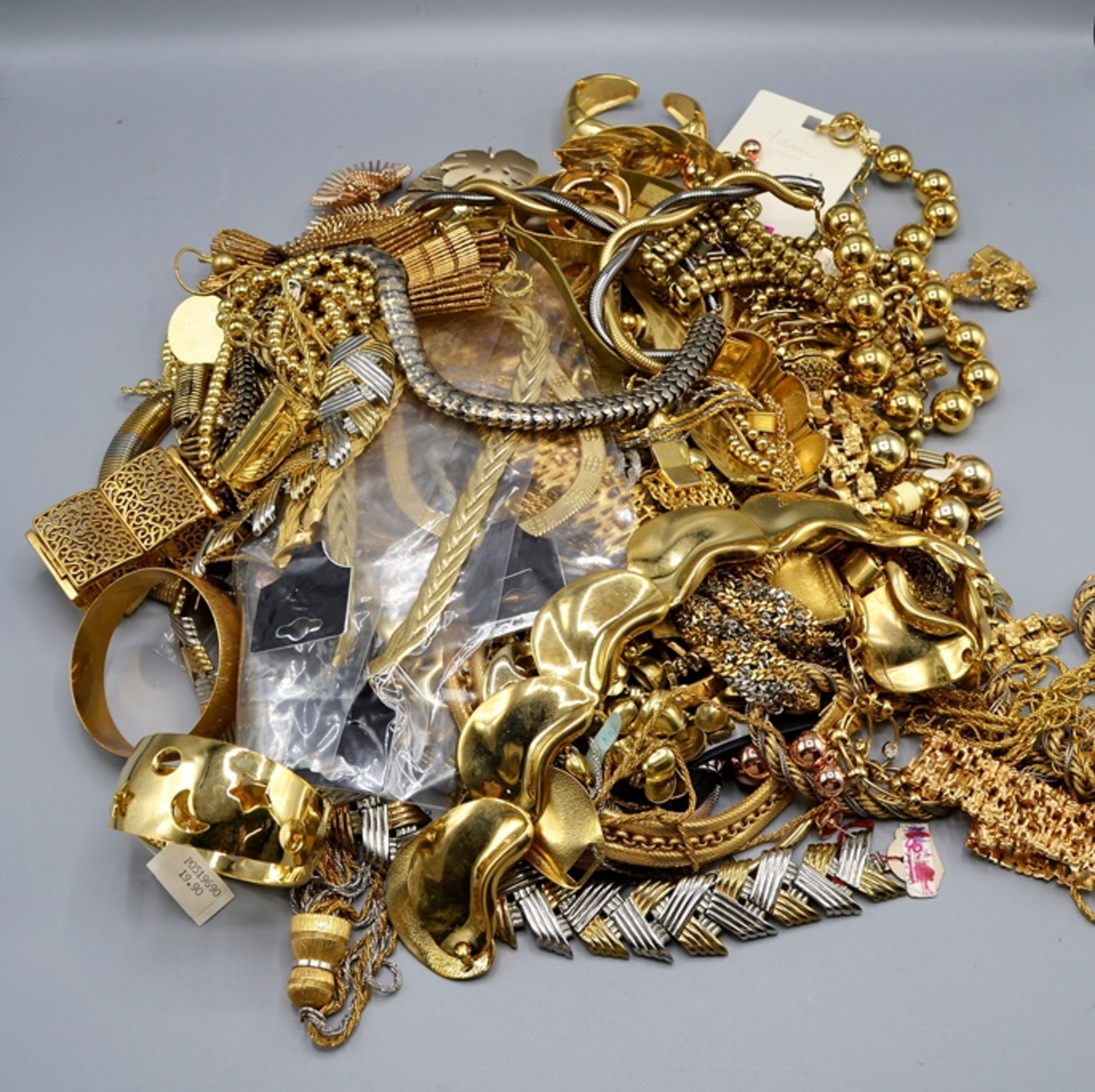 Modeschmuck hochwertig Konvolut 4,6 kg, überwiegend vergoldet bzw. goldfarben, darunter viele unben