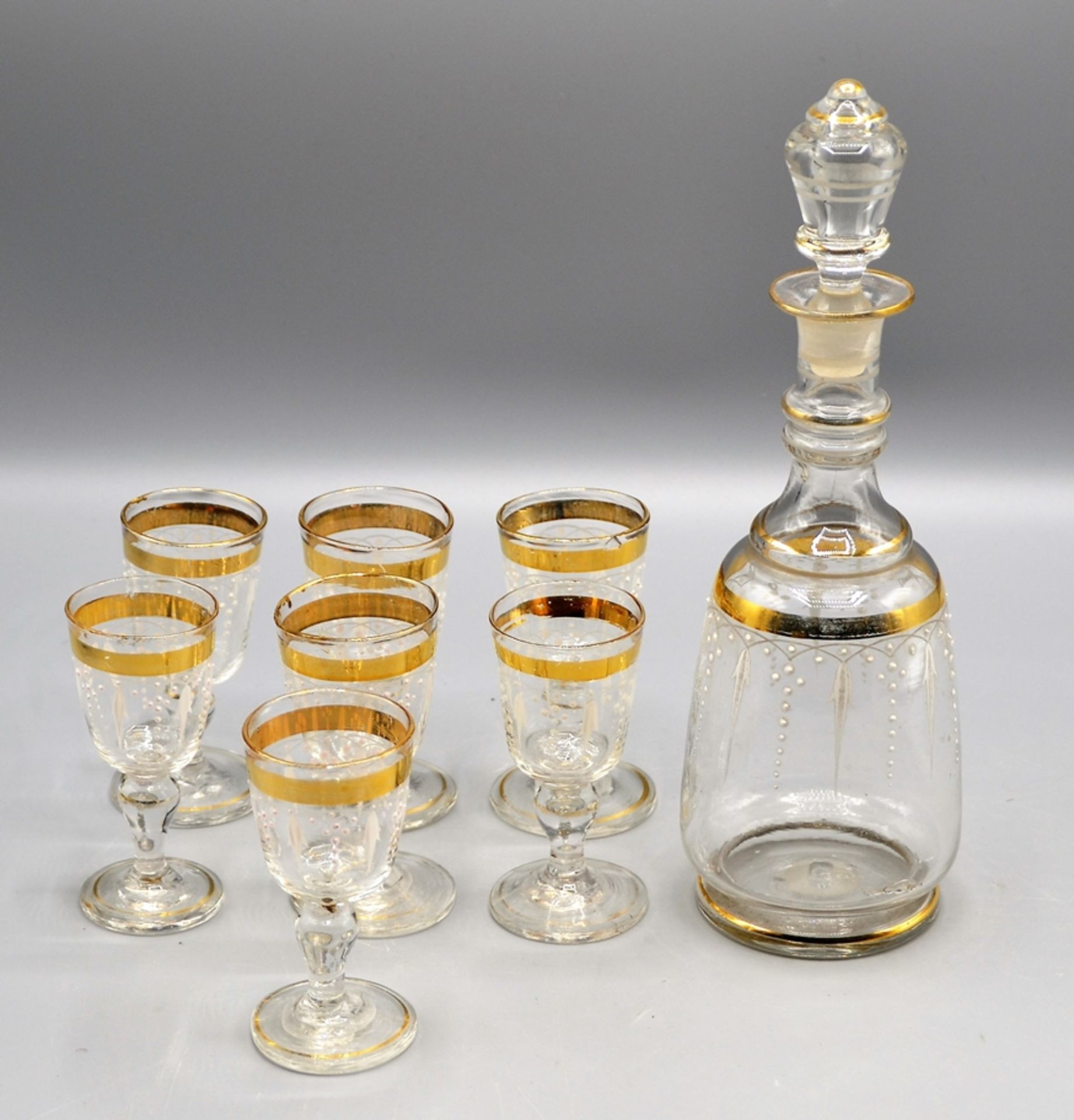 Schnaps Likör Karaffe mit 7 Gläsern um 1900, mundgeblasen emailliert Goldrand, Gläser ca. 9 cm Kara