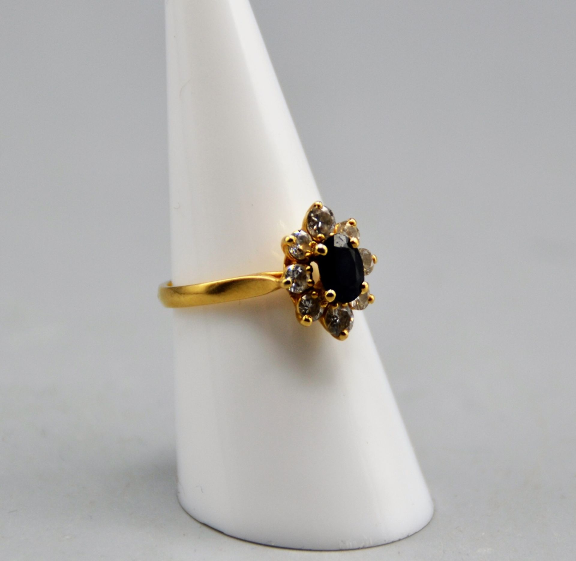 Saphir Diamantring 596 Gold, Saphir ca. 6,2 x 4,6 mm, 8 kleine Brillanten, Ø 17 mm, 3,5 g