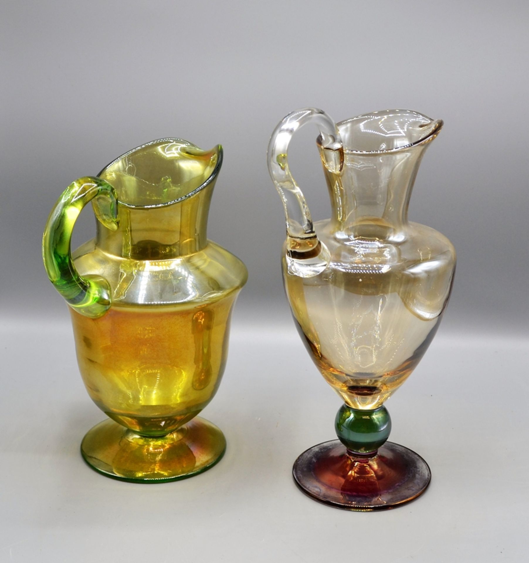 Jugendstil Glas Kannen Karaffen irisierend ca. 24 u 30 cm, mundgeblasen - Bild 2 aus 2