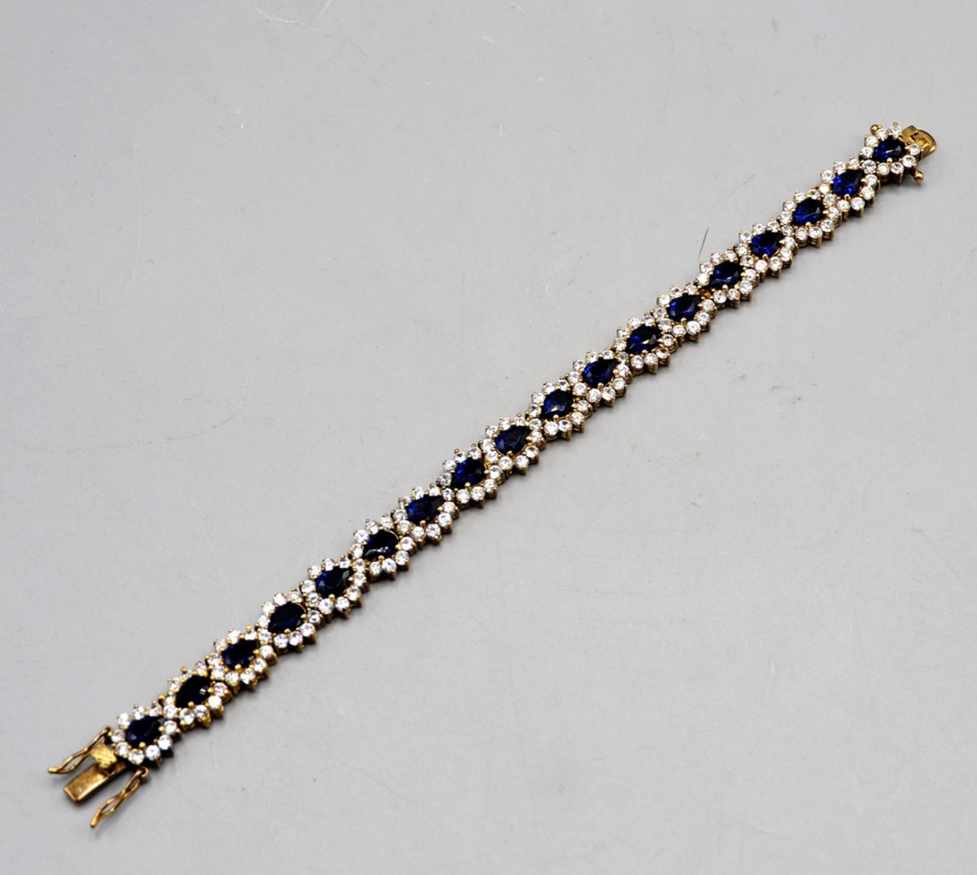 Armband Silber 925 vergoldet mit blauen u. weißen Glassteinen, ca. 18,5 cm, 26,9 g